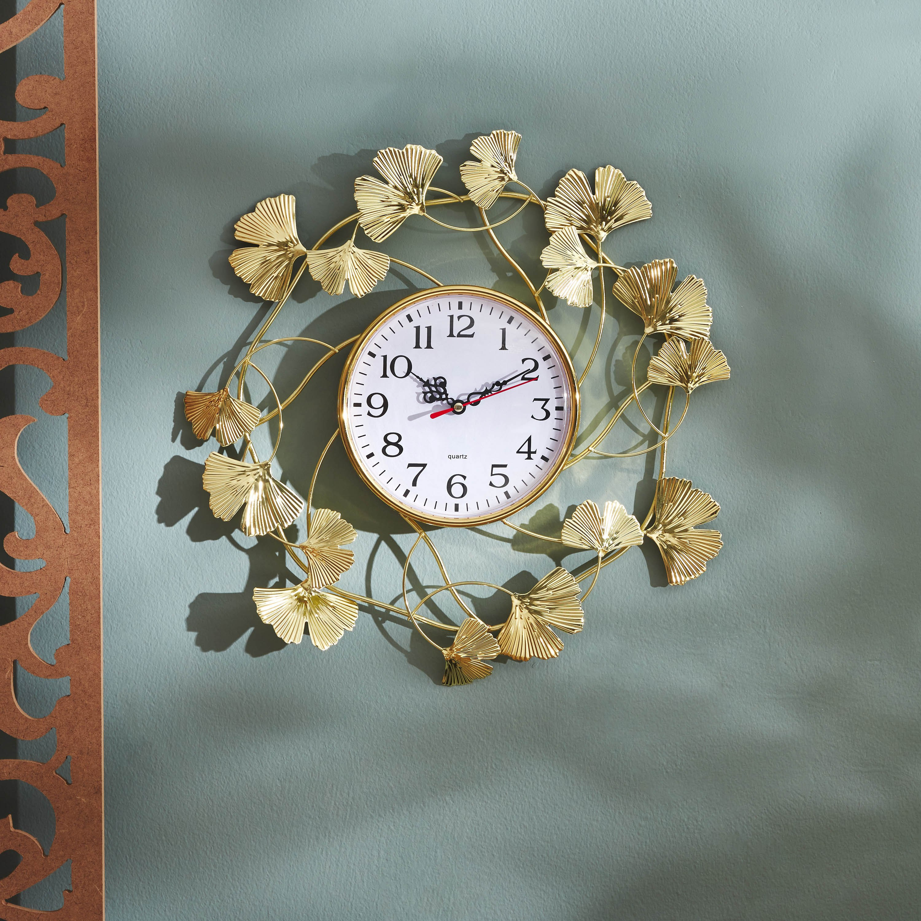 ساعة معدنية بتصميم أوراق جينكو من نورا - 4x37 سم-hbxdiningroom-decorandaccessories-clocks-image-1