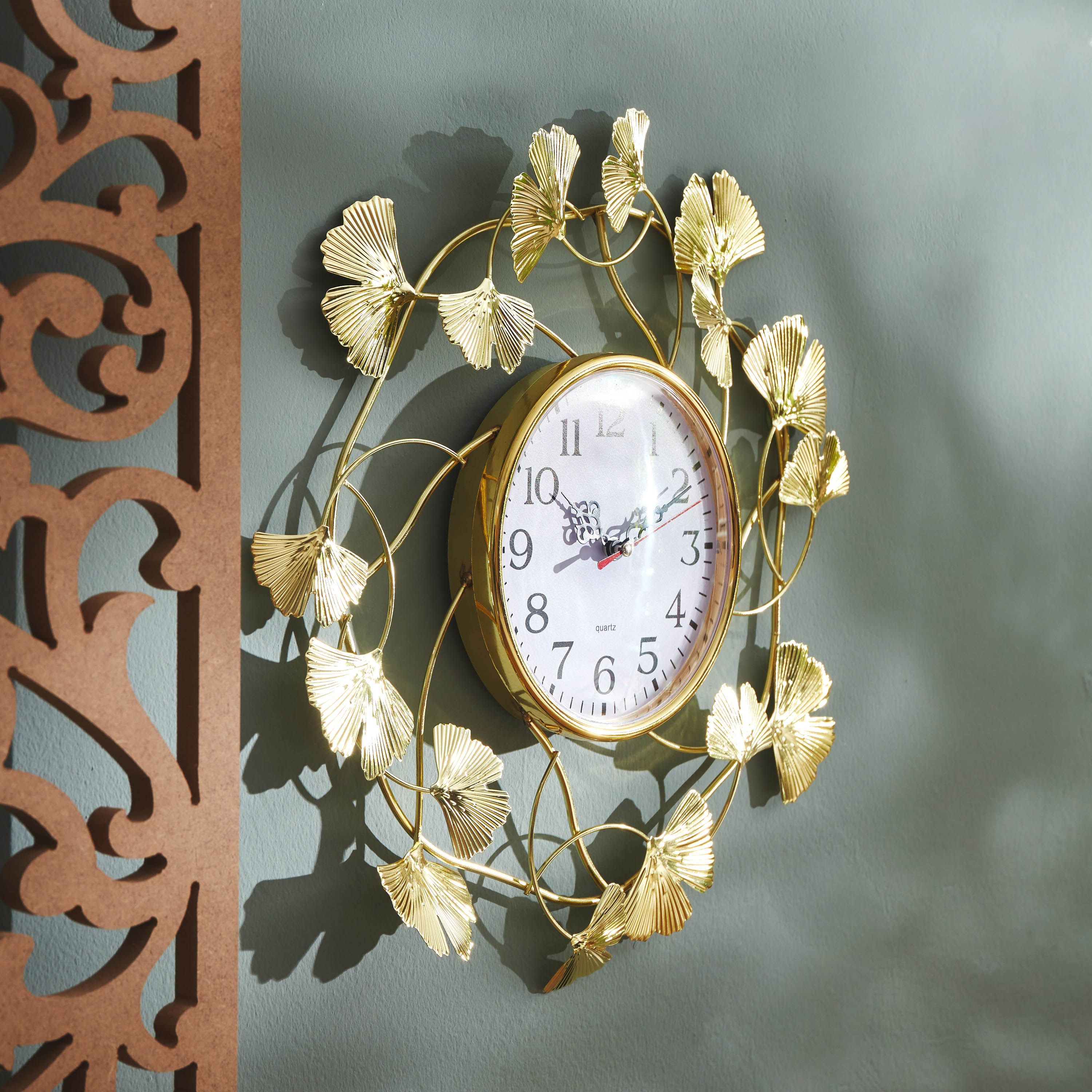 ساعة معدنية بتصميم أوراق جينكو من نورا - 4x37 سم-hbxdiningroom-decorandaccessories-clocks-image-2