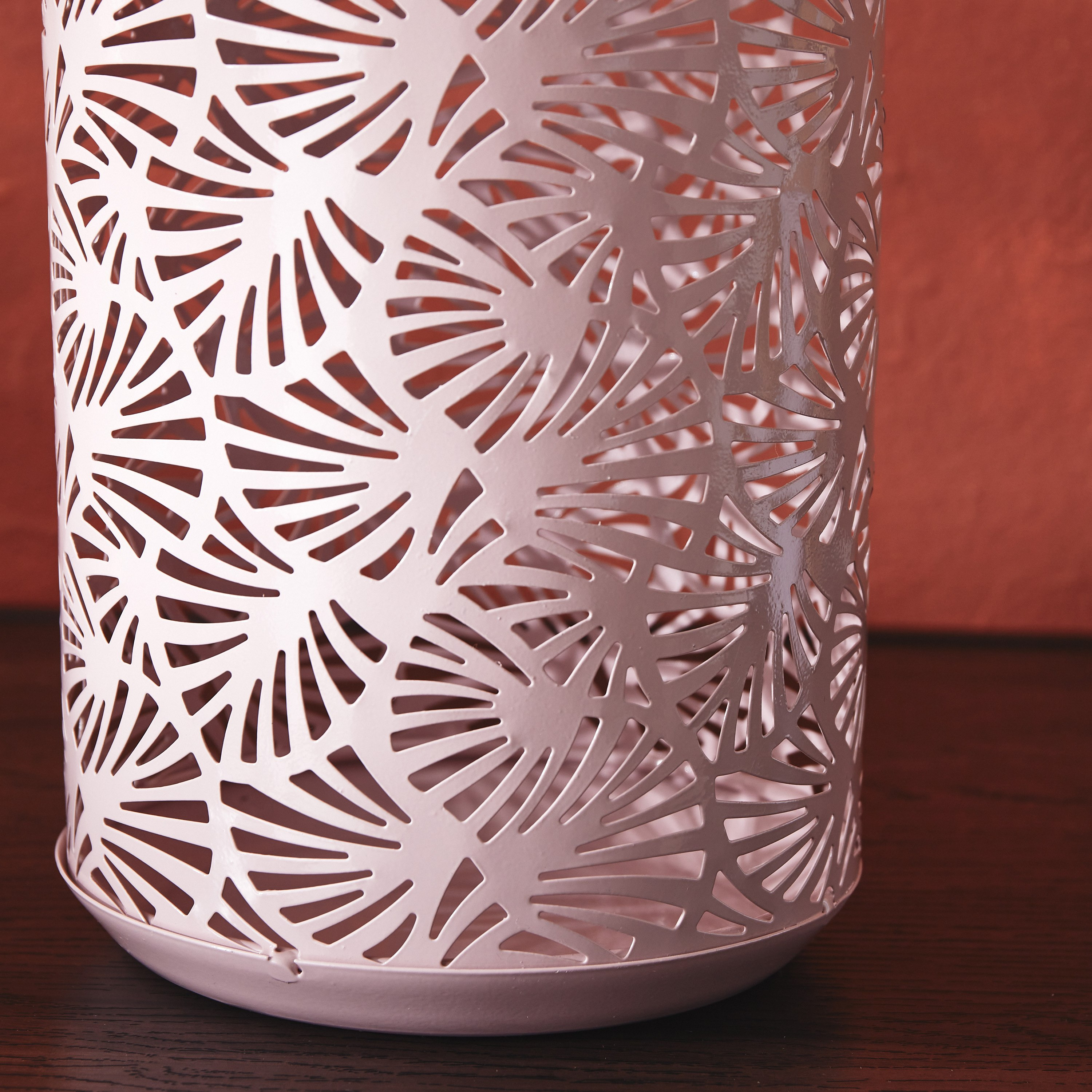 فانوس بتصاميم مفرغة جنكو من نورا - 13×26 سم-hbxdecorandfurnishings-homeaccessories-lanterns-image-3