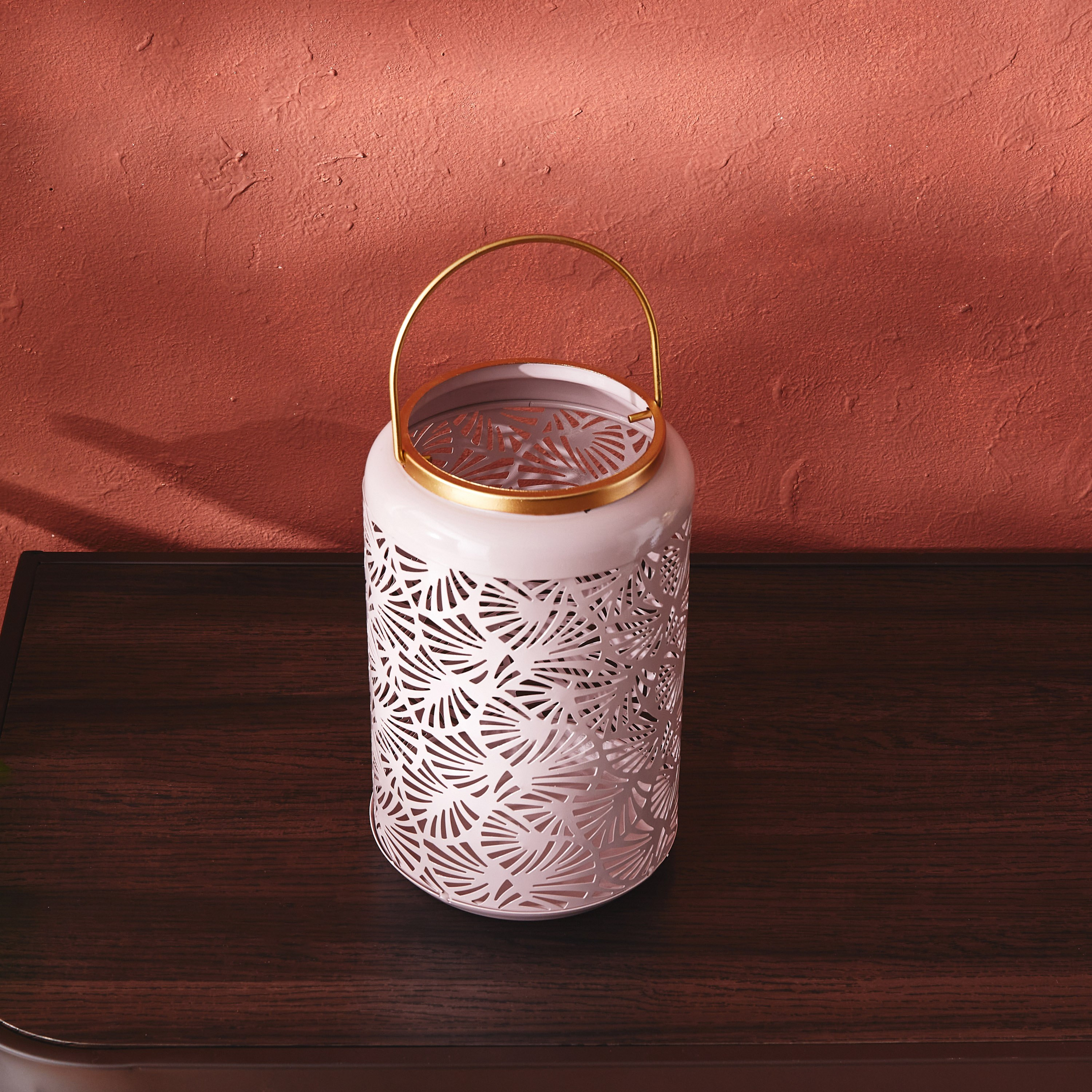 فانوس بتصاميم مفرغة جنكو من نورا - 13×26 سم-hbxdecorandfurnishings-homeaccessories-lanterns-image-4