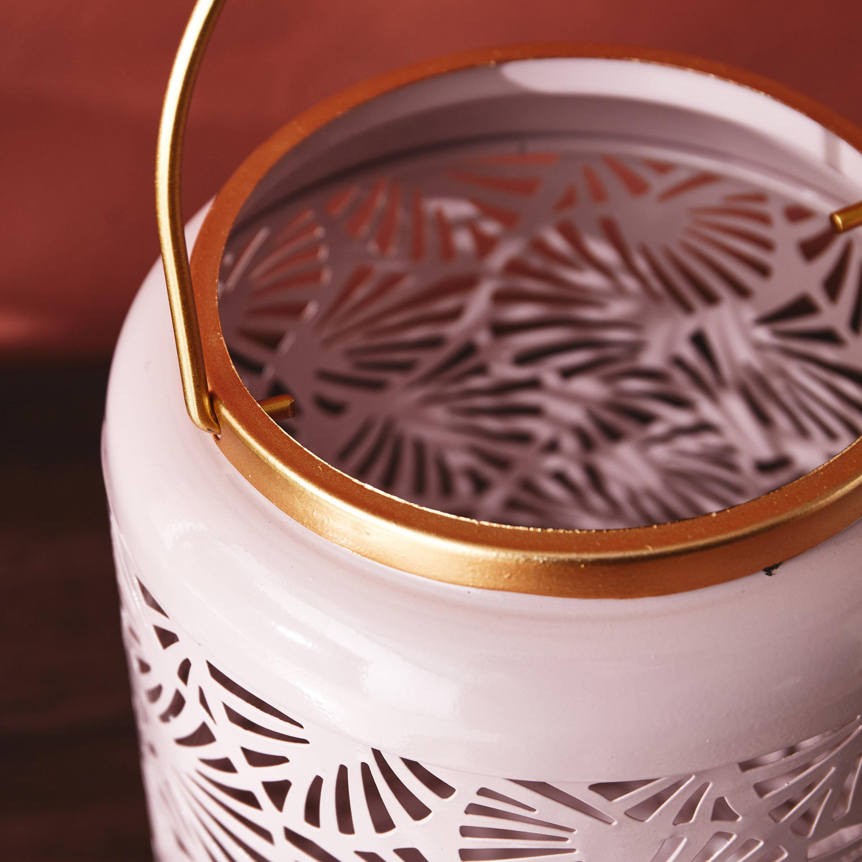 فانوس بتصاميم مفرغة جنكو من نورا - 13×26 سم-hbxdecorandfurnishings-homeaccessories-lanterns-image-5