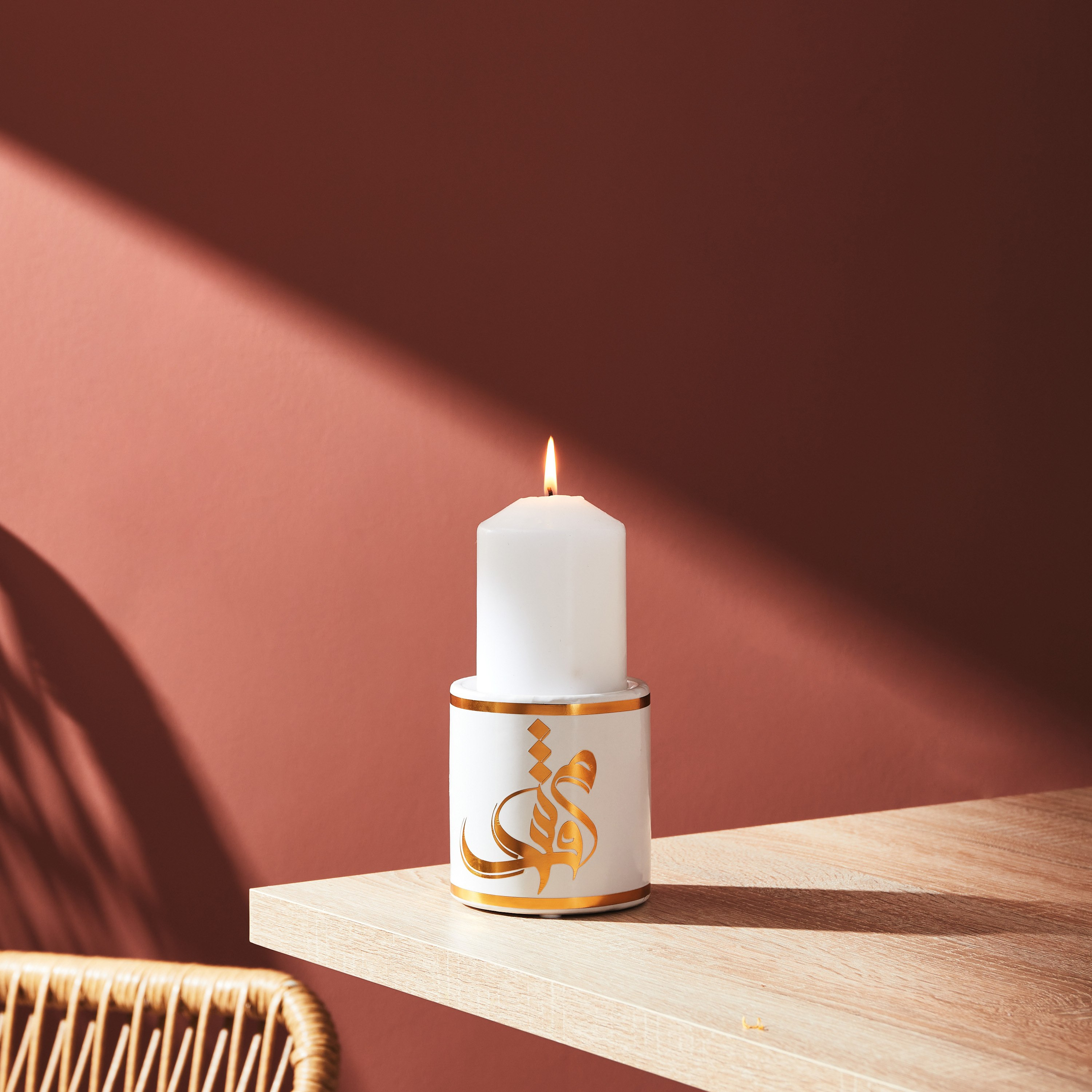 حامل شموع سيراميك بتصميم خط عربي - 9x9x10 سم-hbxlivingroom-decorandaccessories-candleholders-image-1