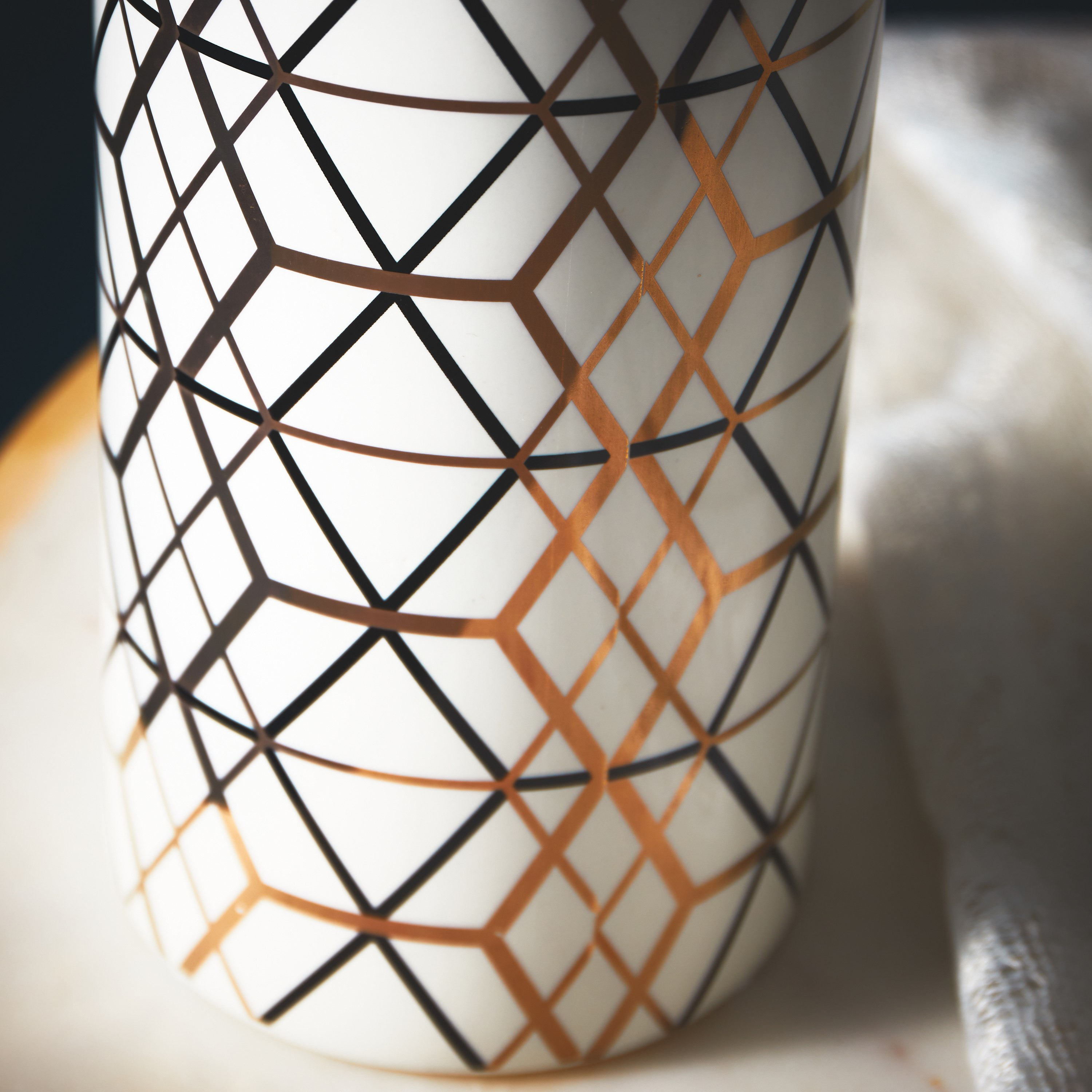 مزهرية سيراميك بطبعات من فاليري - 10x10x22 سم-hbxhomeware-hbxdecorandfurnishings-image-4