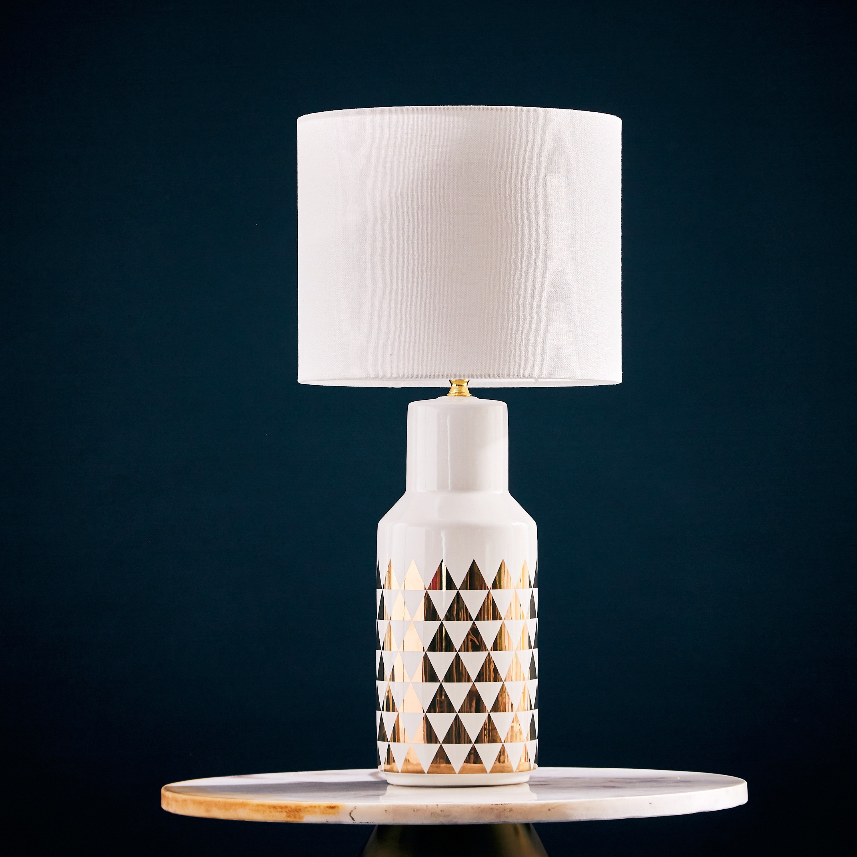 مصباح طاولة سيراميك بتصميم مثلث من فاليري - 25x25x52 سم-hbxlivingroom-lighting-tablelamps-image-1
