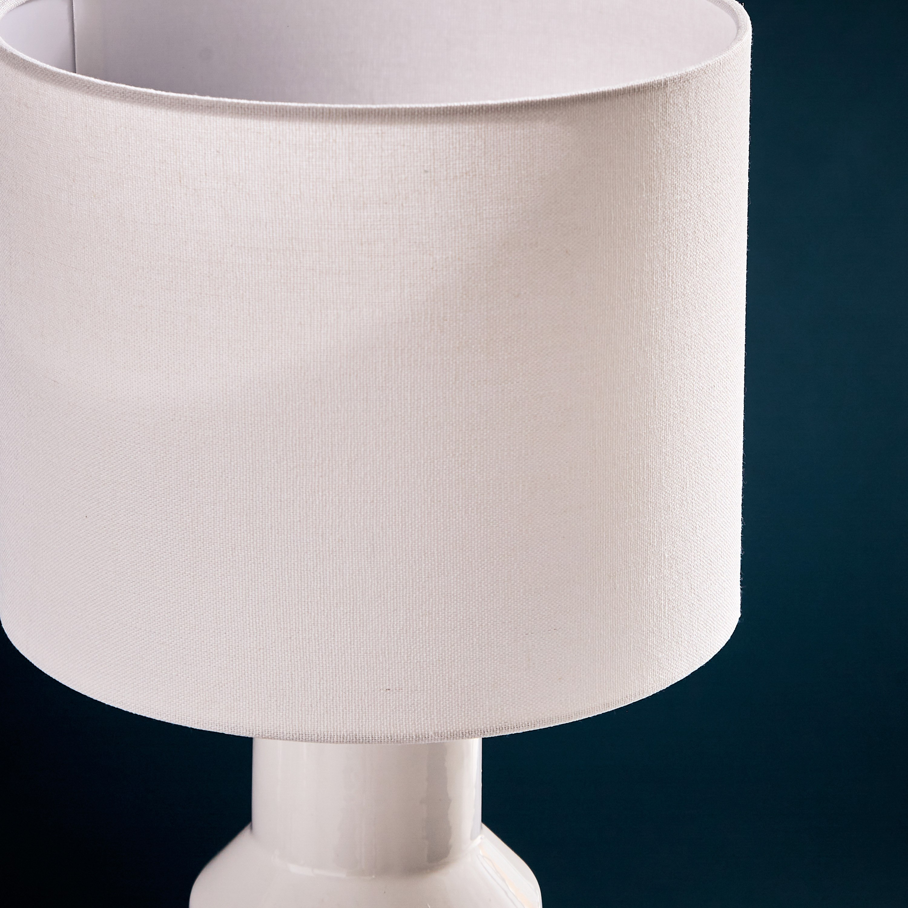 مصباح طاولة سيراميك بتصميم مثلث من فاليري - 25x25x52 سم-hbxlivingroom-lighting-tablelamps-image-3