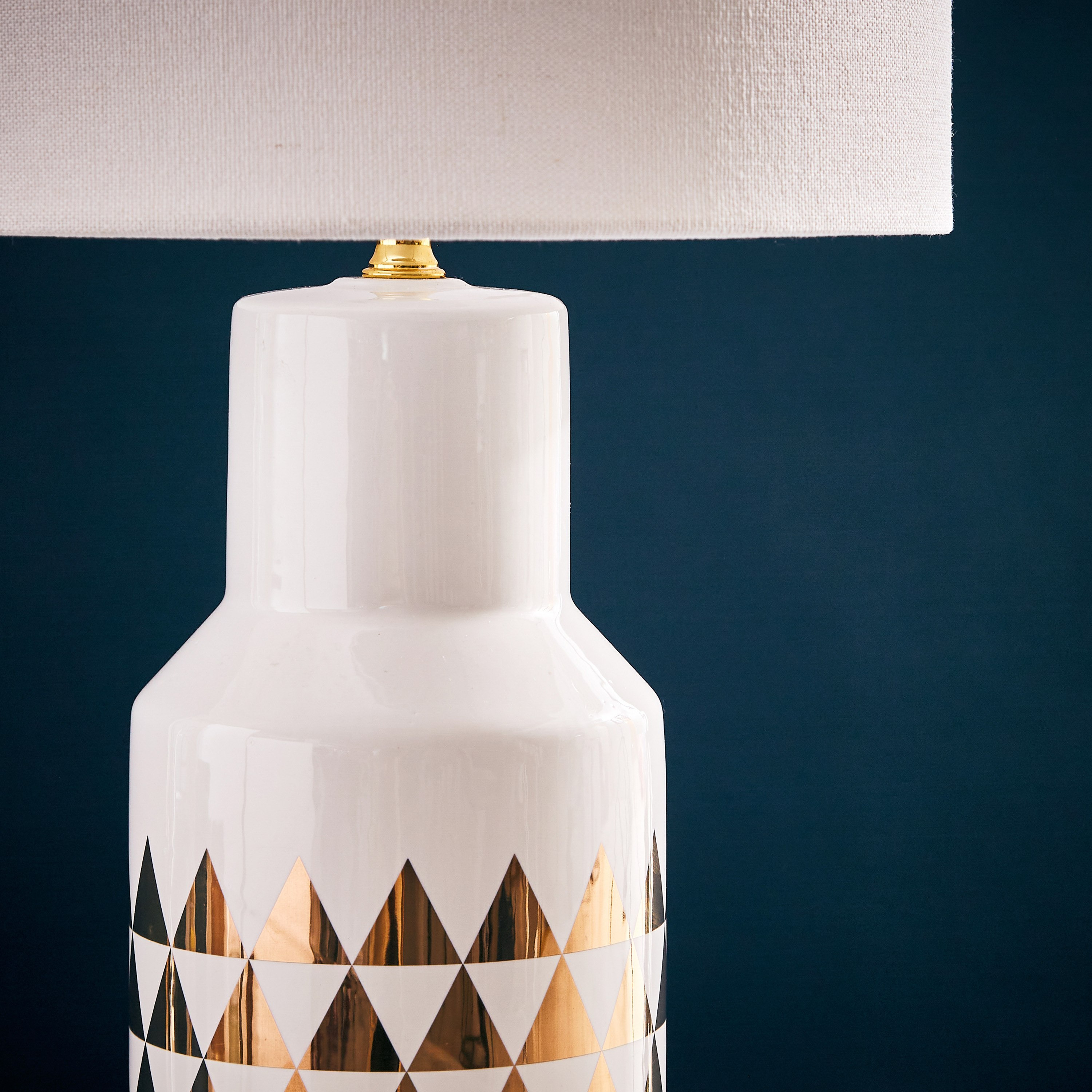 مصباح طاولة سيراميك بتصميم مثلث من فاليري - 25x25x52 سم-hbxlivingroom-lighting-tablelamps-image-4