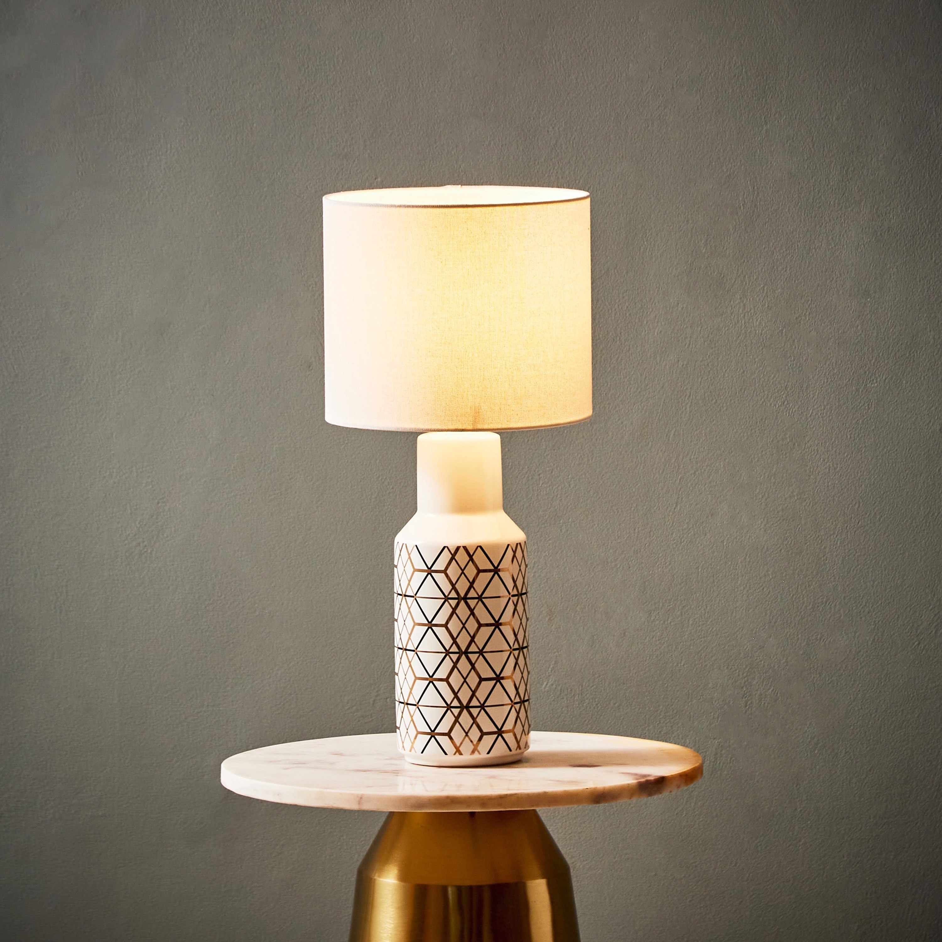 مصباح طاولة سيراميك بطبعات خطوط ومثلثات من فاليري - 25x25x52 سم-hbxlivingroom-lighting-tablelamps-image-2