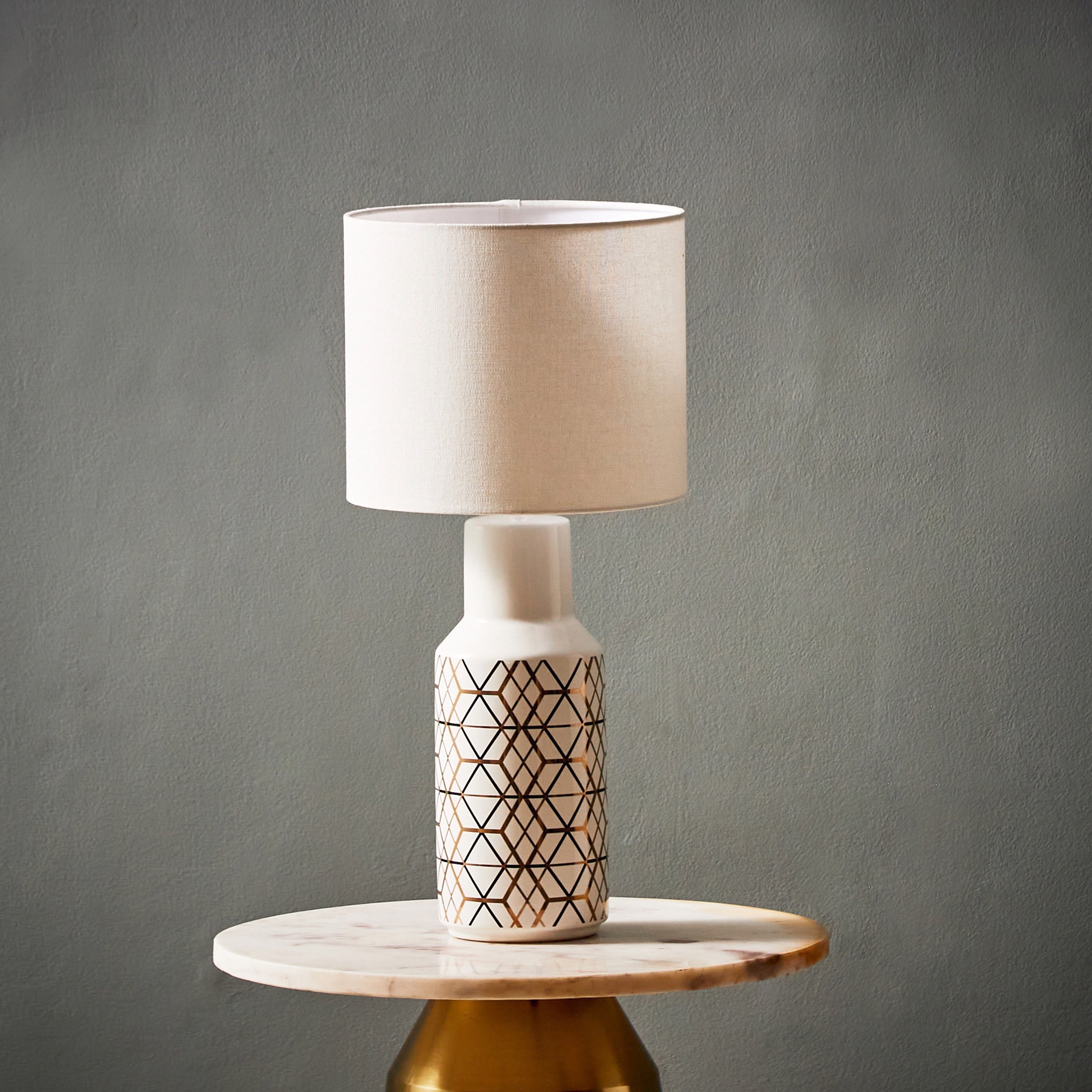 مصباح طاولة سيراميك بطبعات خطوط ومثلثات من فاليري - 25x25x52 سم-hbxlivingroom-lighting-tablelamps-image-1