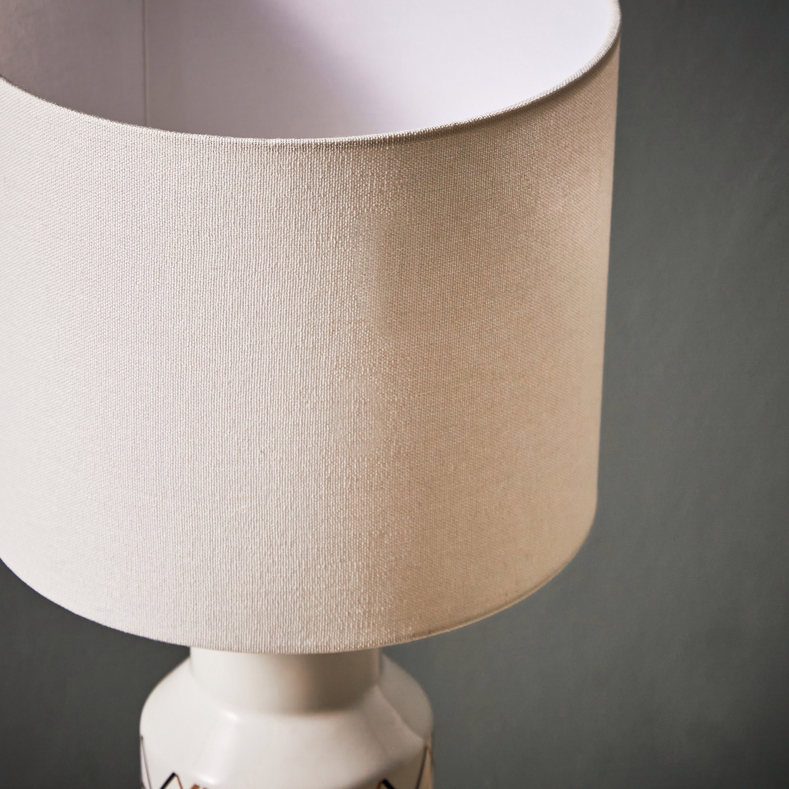 مصباح طاولة سيراميك بطبعات خطوط ومثلثات من فاليري - 25x25x52 سم-hbxlivingroom-lighting-tablelamps-image-3