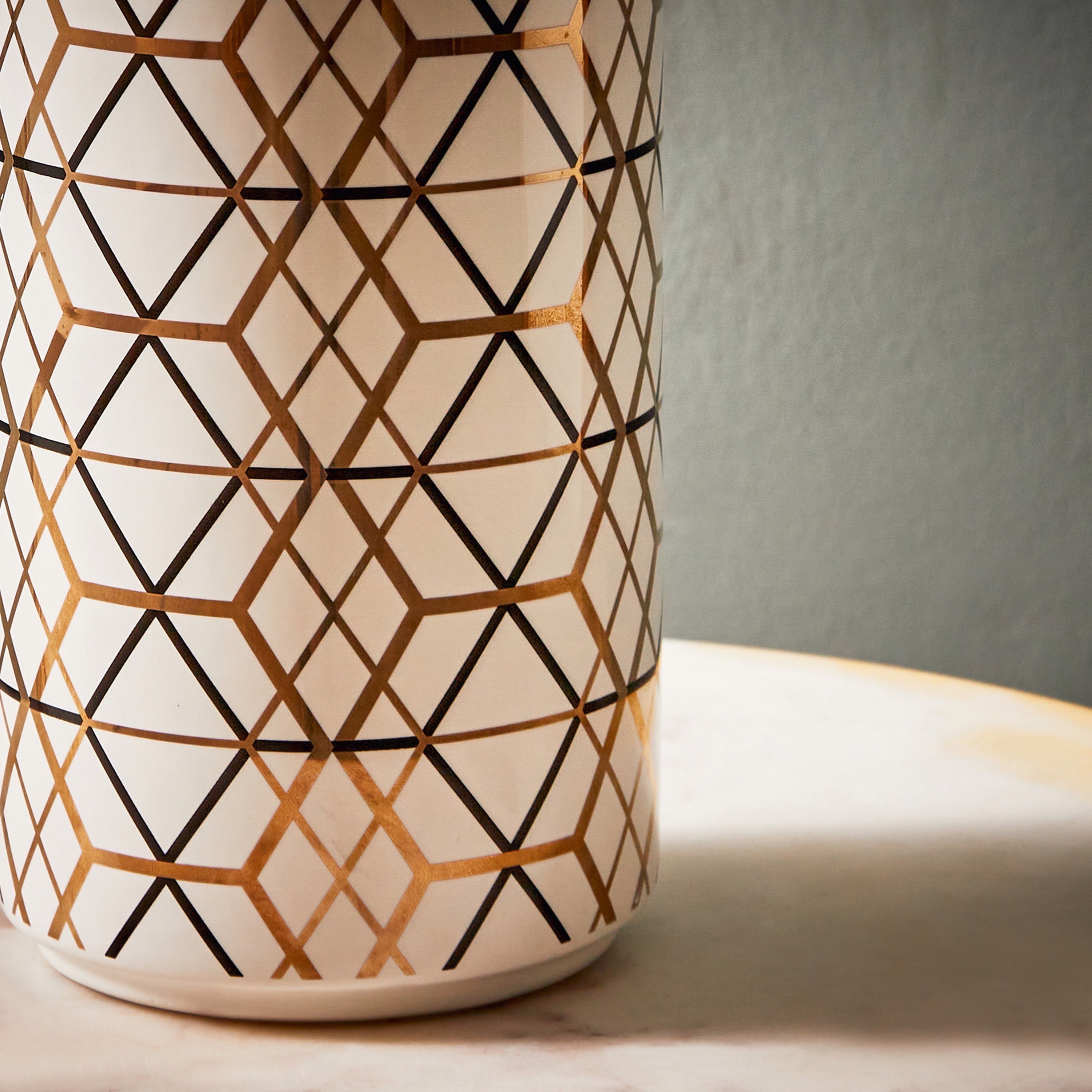 مصباح طاولة سيراميك بطبعات خطوط ومثلثات من فاليري - 25x25x52 سم-hbxlivingroom-lighting-tablelamps-image-4