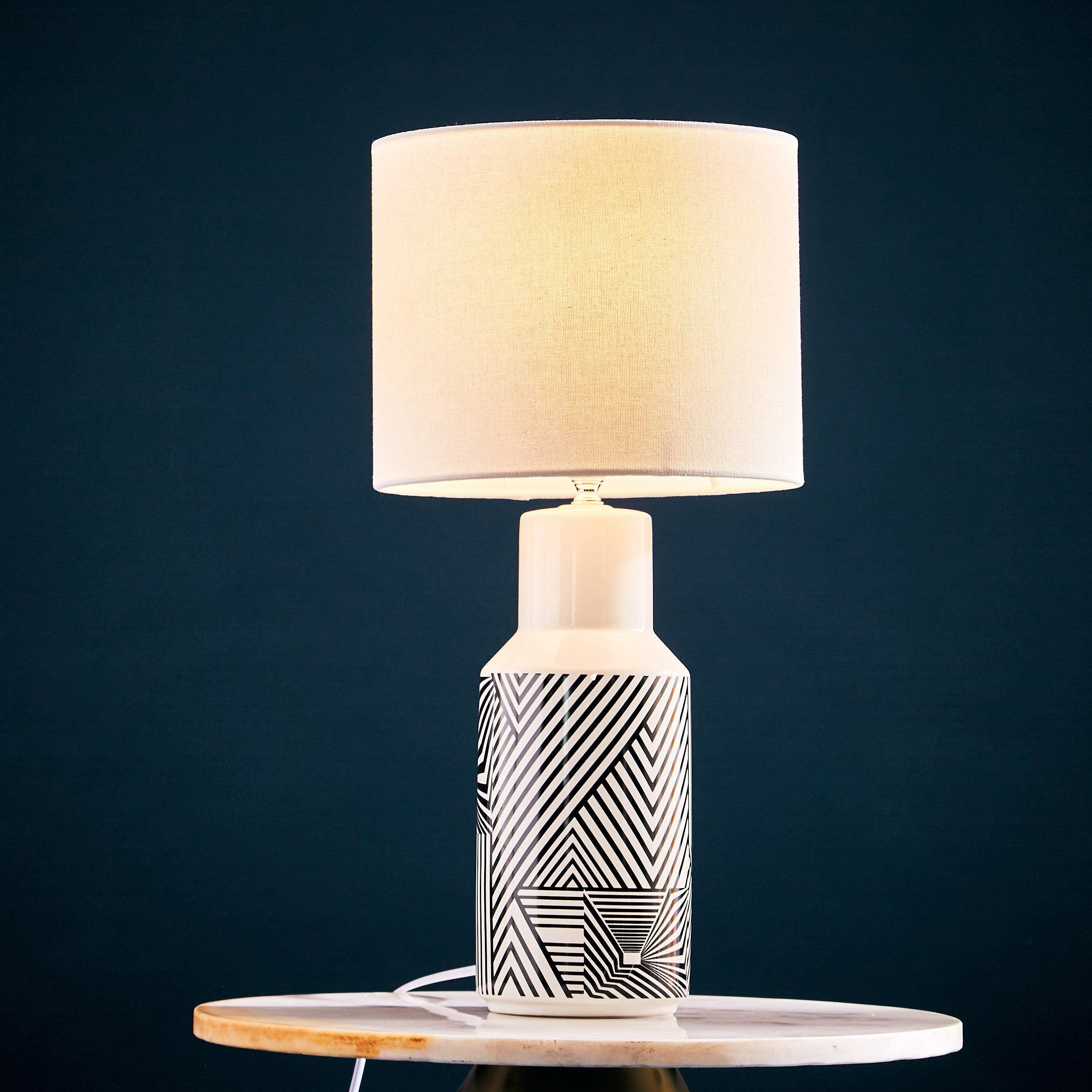 مصباح طاولة سيراميك بخطوط غير متساوية من فاليري - 25x25x52 سم-hbxlivingroom-lighting-tablelamps-image-2