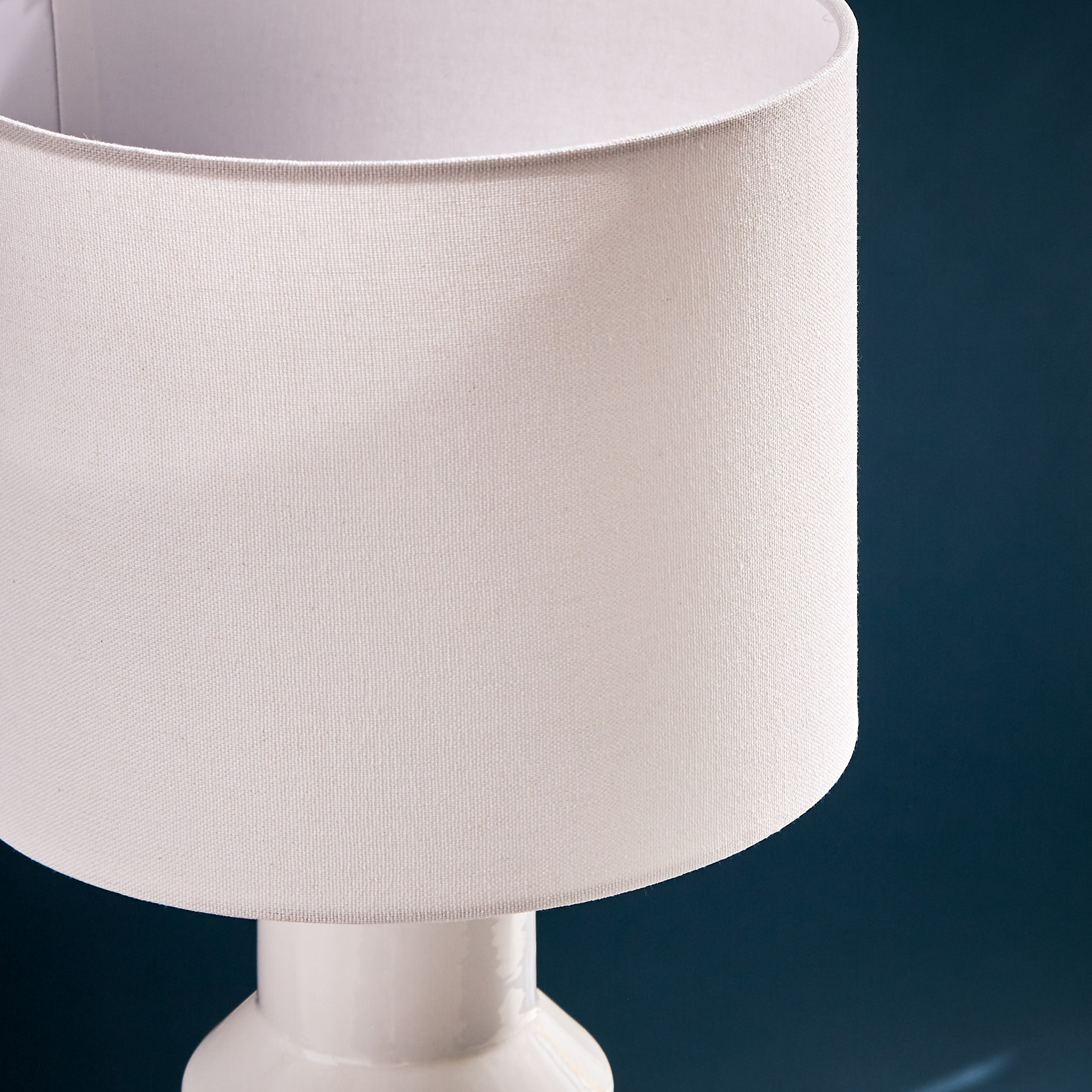 مصباح طاولة سيراميك بخطوط غير متساوية من فاليري - 25x25x52 سم-hbxlivingroom-lighting-tablelamps-image-3