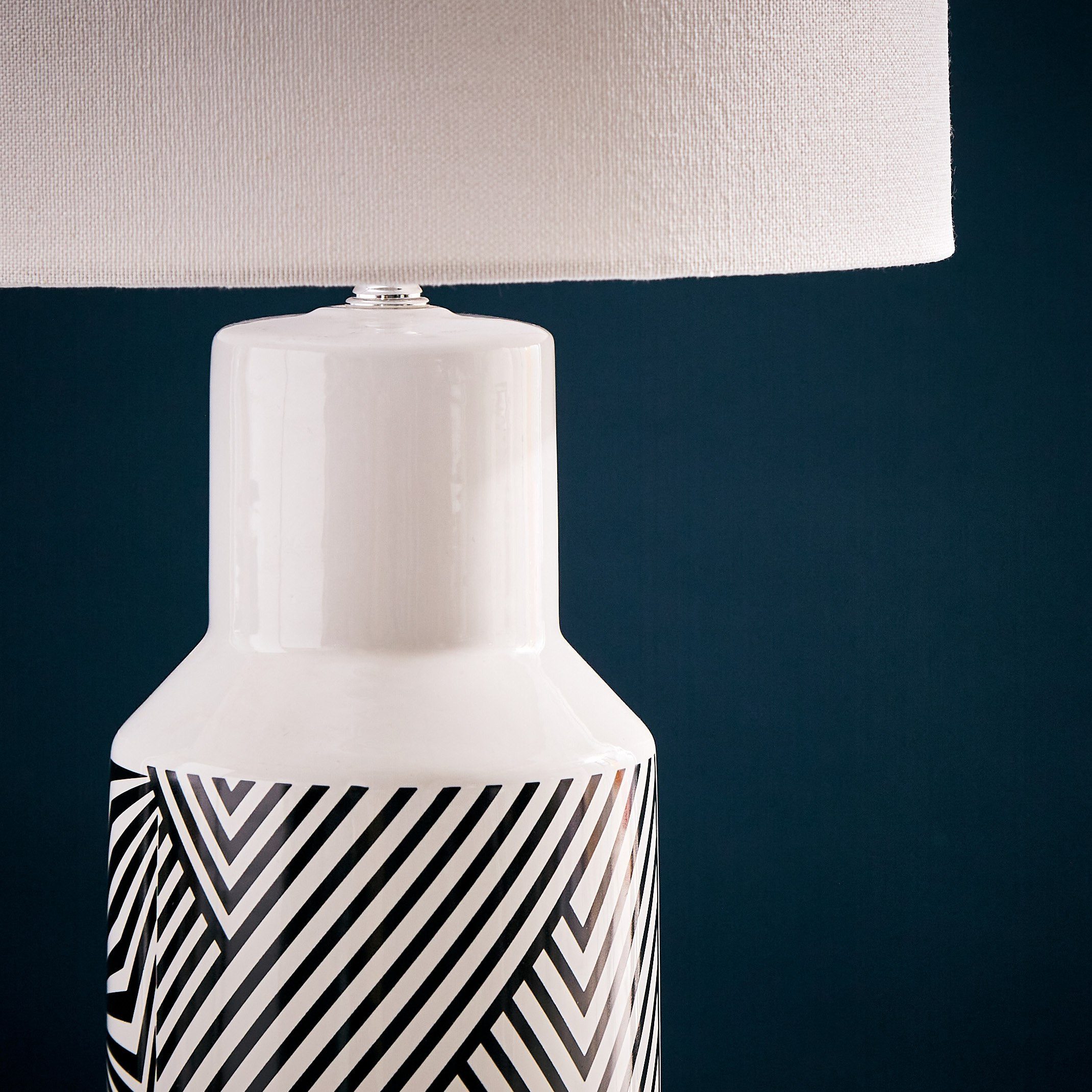 مصباح طاولة سيراميك بخطوط غير متساوية من فاليري - 25x25x52 سم-hbxlivingroom-lighting-tablelamps-image-4
