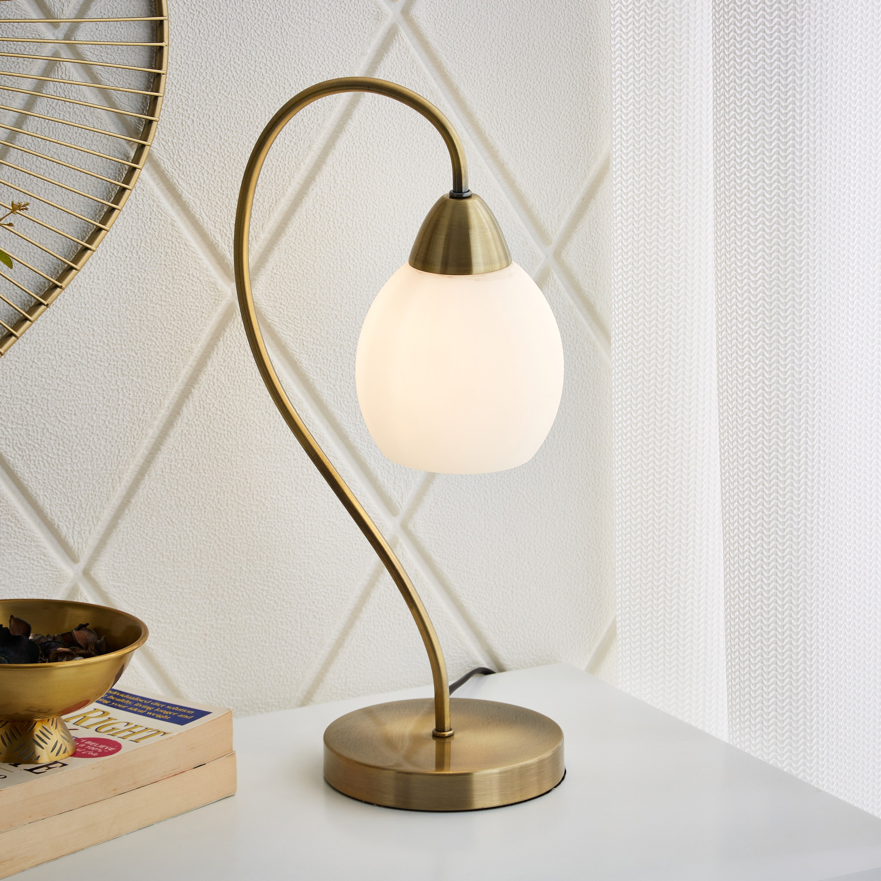 مصباح طاولة بغطاء زجاجي وقاعدة معدنية من كورسيكا- 21x13x44 سم-hbxlivingroom-lighting-tablelamps-image-2