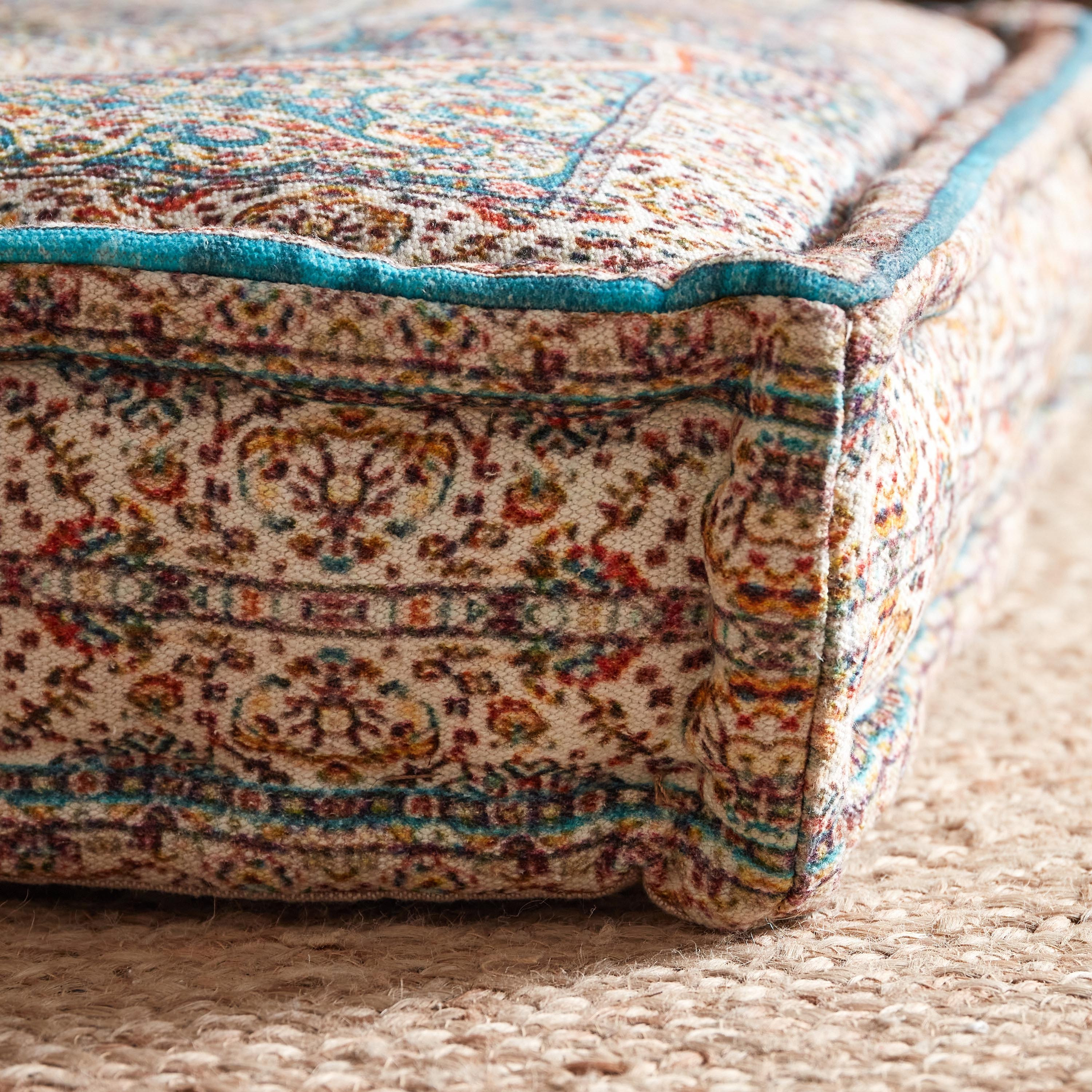 وسادة أرضيّة بطبعات من مهرجان عالية - 60x60x12 سم-hbxhomeware-hbxdecorandfurnishings-image-4