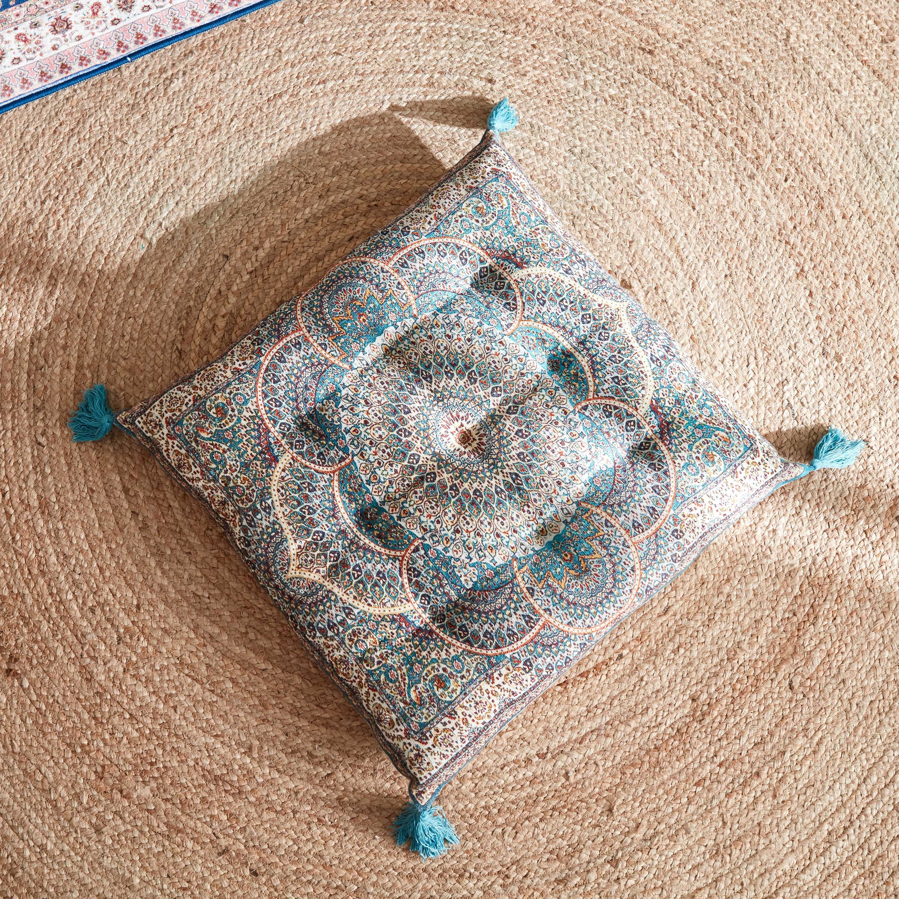 وسادة بطبعات من مهرجان عالية - 60x60 سم-hbxlivingroom-furnishings-cushionsandcovers-filledcushions-image-1