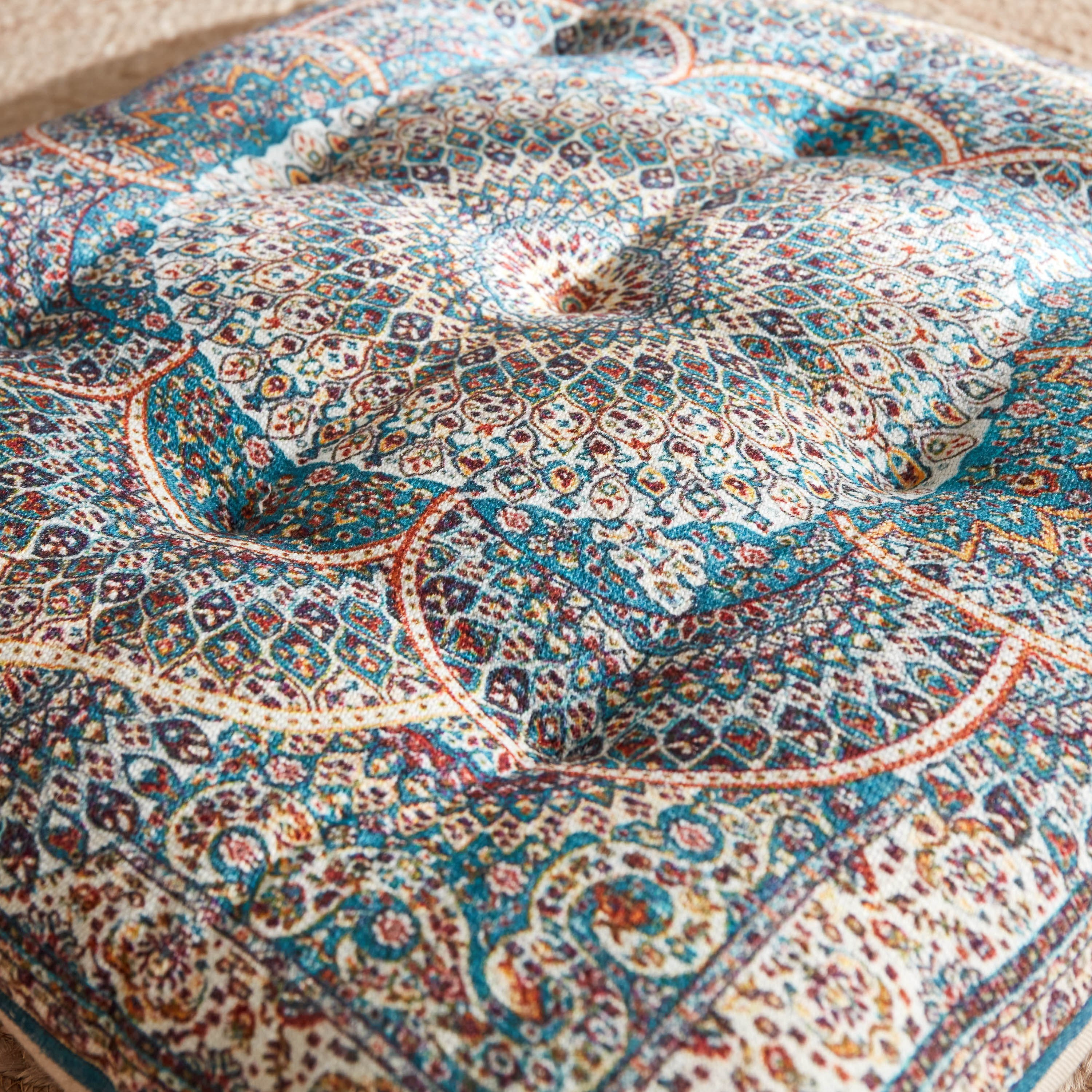 وسادة بطبعات من مهرجان عالية - 60x60 سم-hbxlivingroom-furnishings-cushionsandcovers-filledcushions-image-3