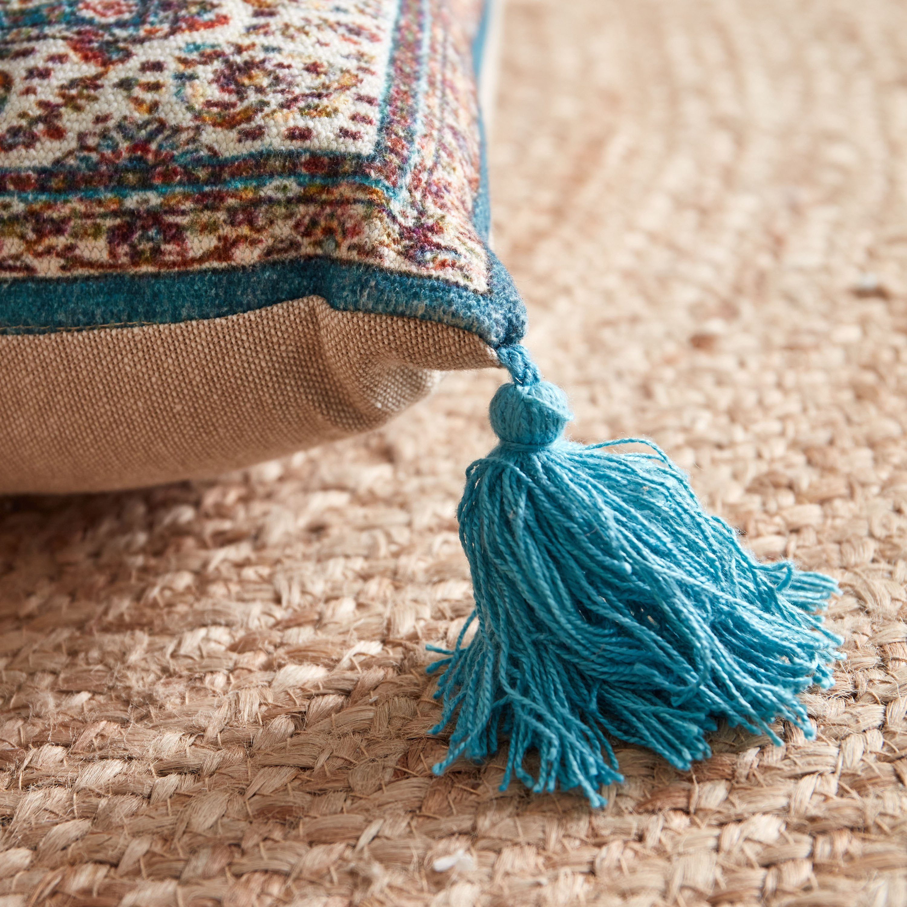 وسادة بطبعات من مهرجان عالية - 60x60 سم-hbxlivingroom-furnishings-cushionsandcovers-filledcushions-image-4