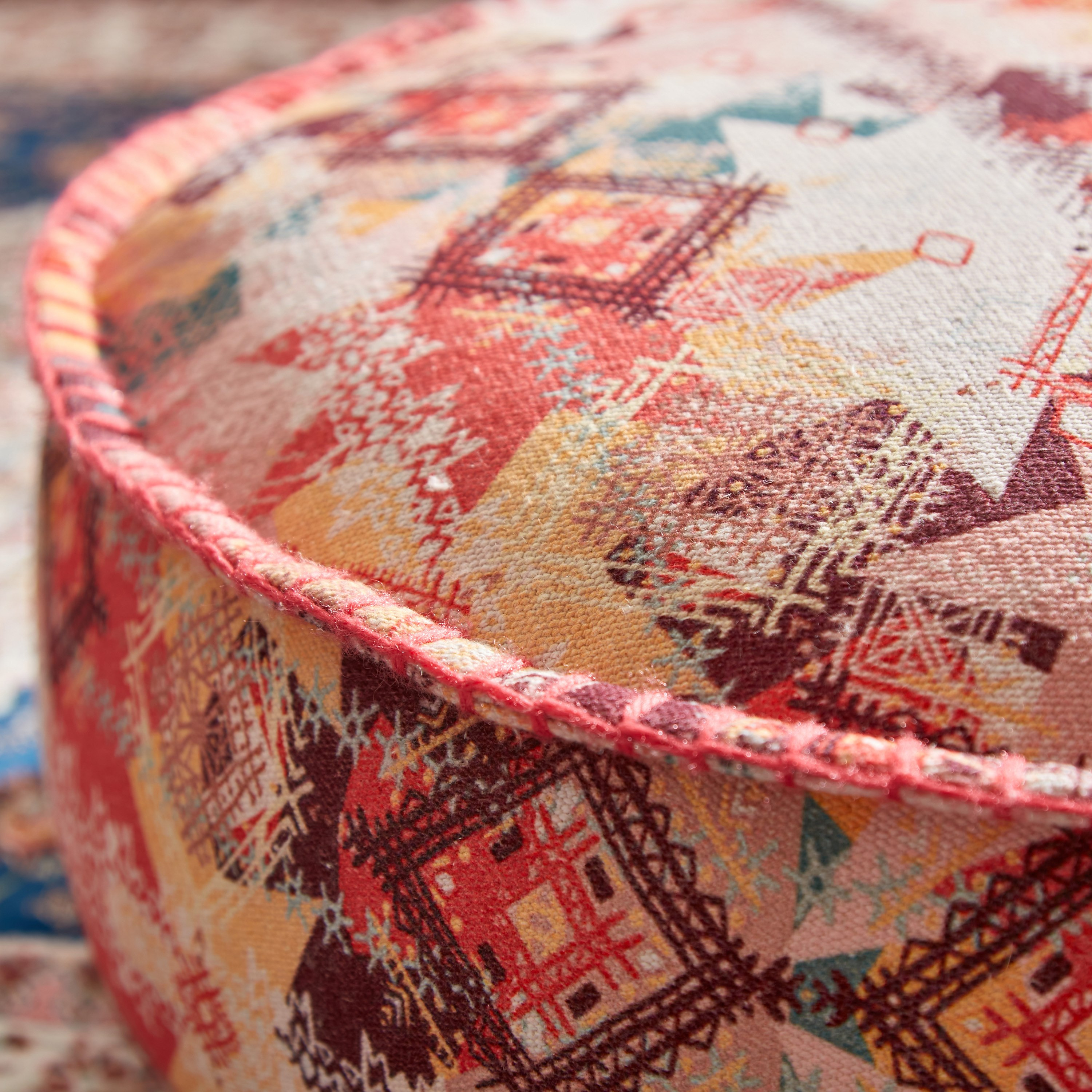 مقعد بوف بتصميم رقعات طبعات من ماهرجان آرا - 60x25 سم-hbxlivingroom-sofasandarmchairs-ottomansandfootstools-image-4