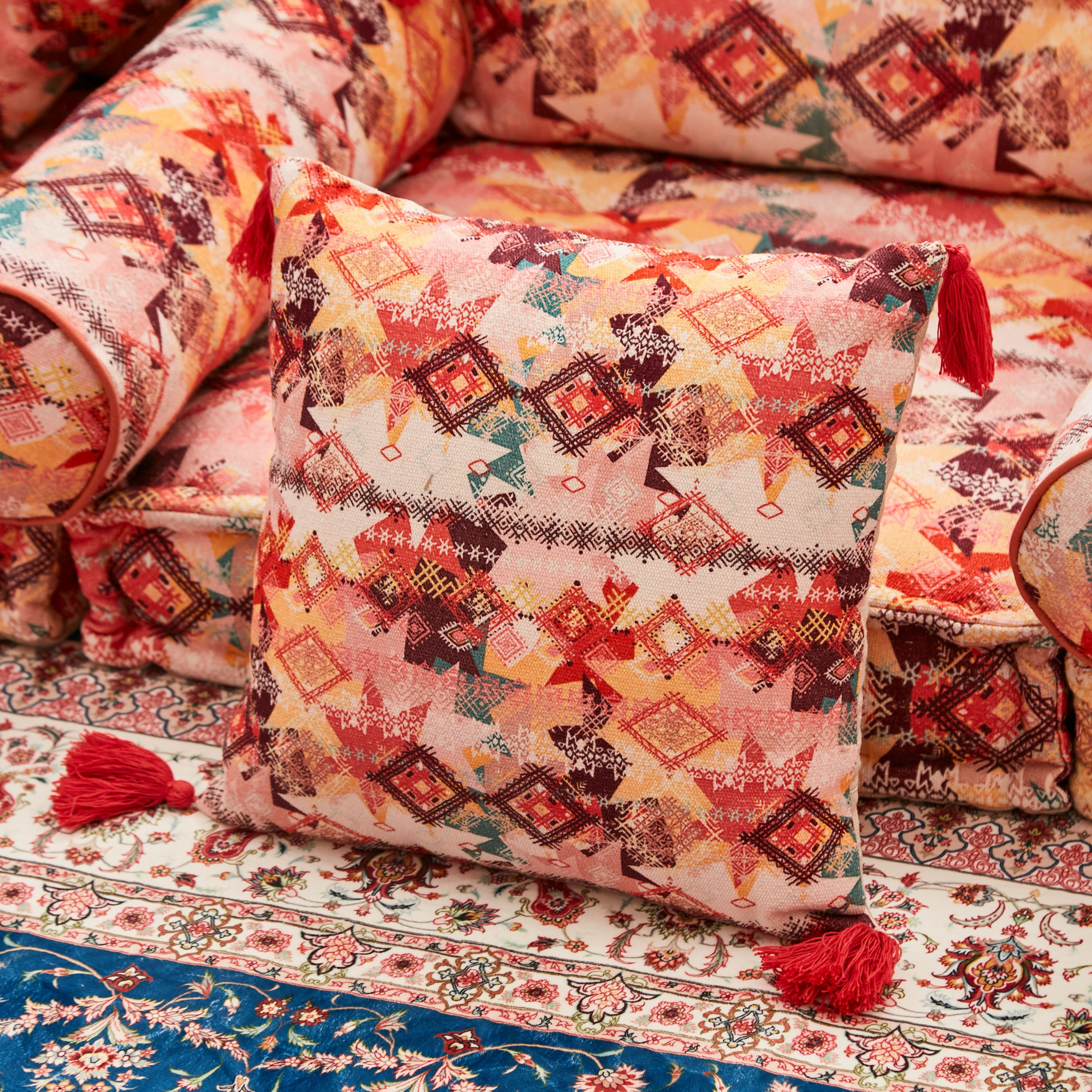 وسادة بتصميم رقعات طبعات من ماهرجان آرا - 40x40 سم-hbxlivingroom-furnishings-cushionsandcovers-filledcushions-image-1