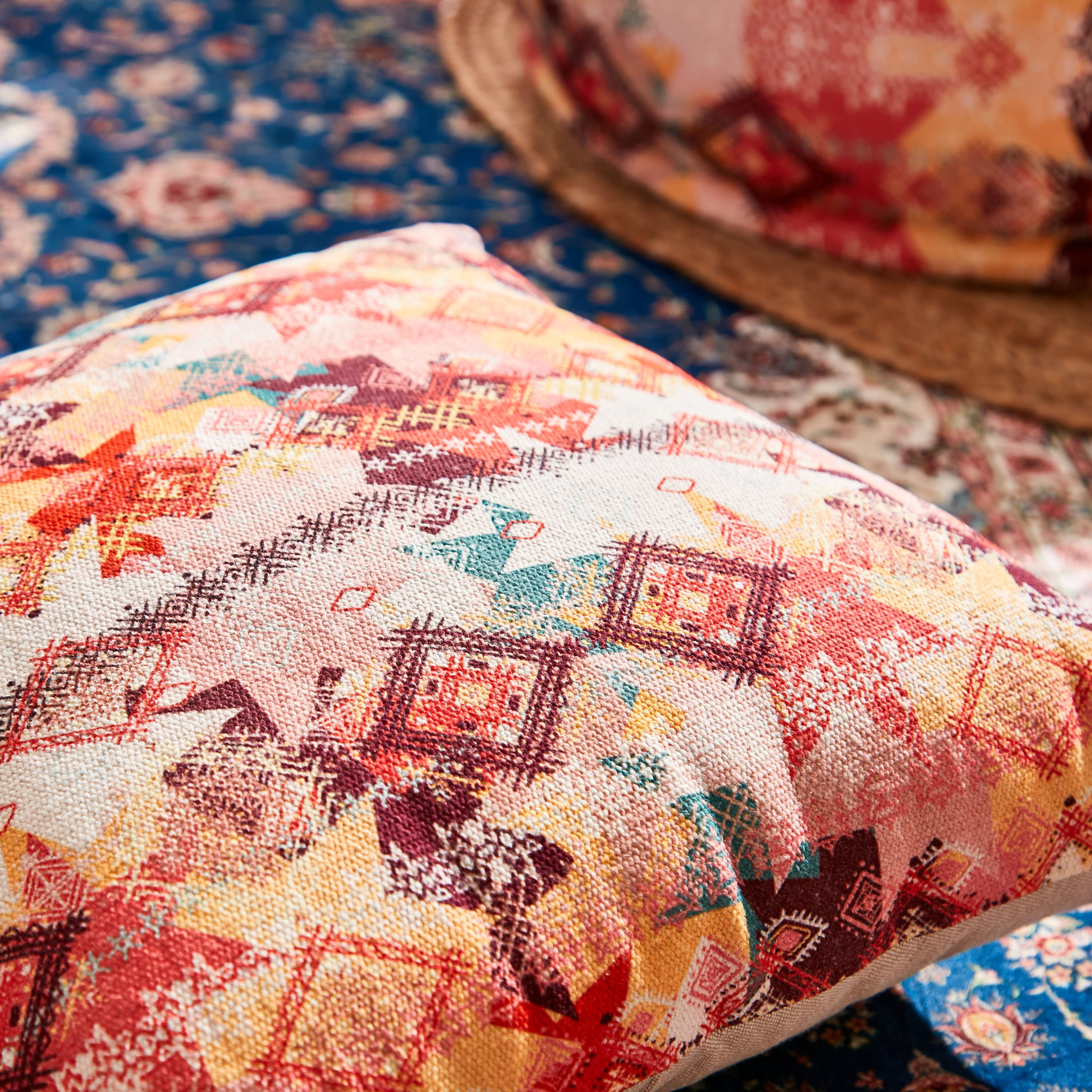 وسادة بتصميم رقعات طبعات من ماهرجان آرا - 40x40 سم-hbxlivingroom-furnishings-cushionsandcovers-filledcushions-image-4