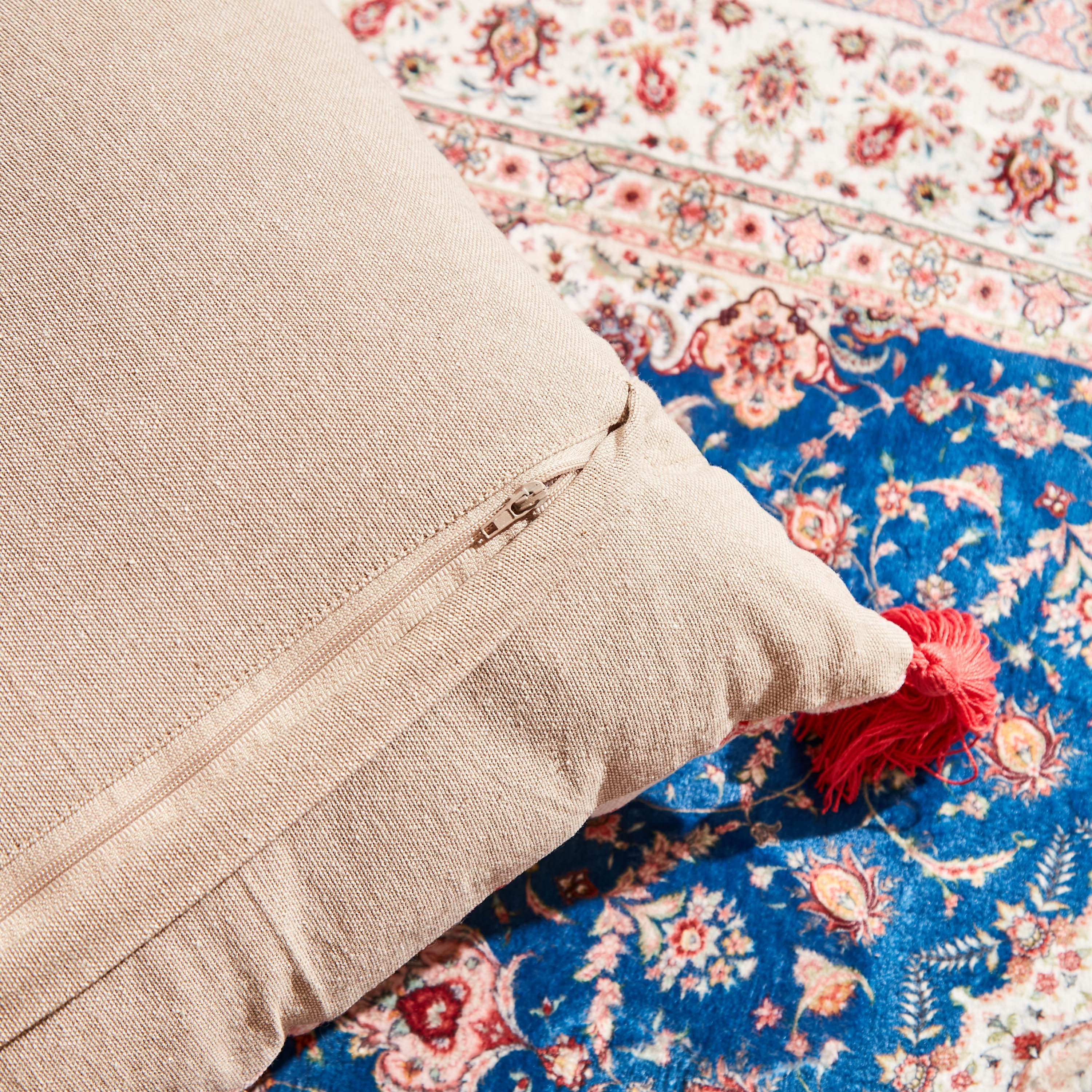 وسادة بتصميم رقعات طبعات من ماهرجان آرا - 40x40 سم-hbxlivingroom-furnishings-cushionsandcovers-filledcushions-image-5
