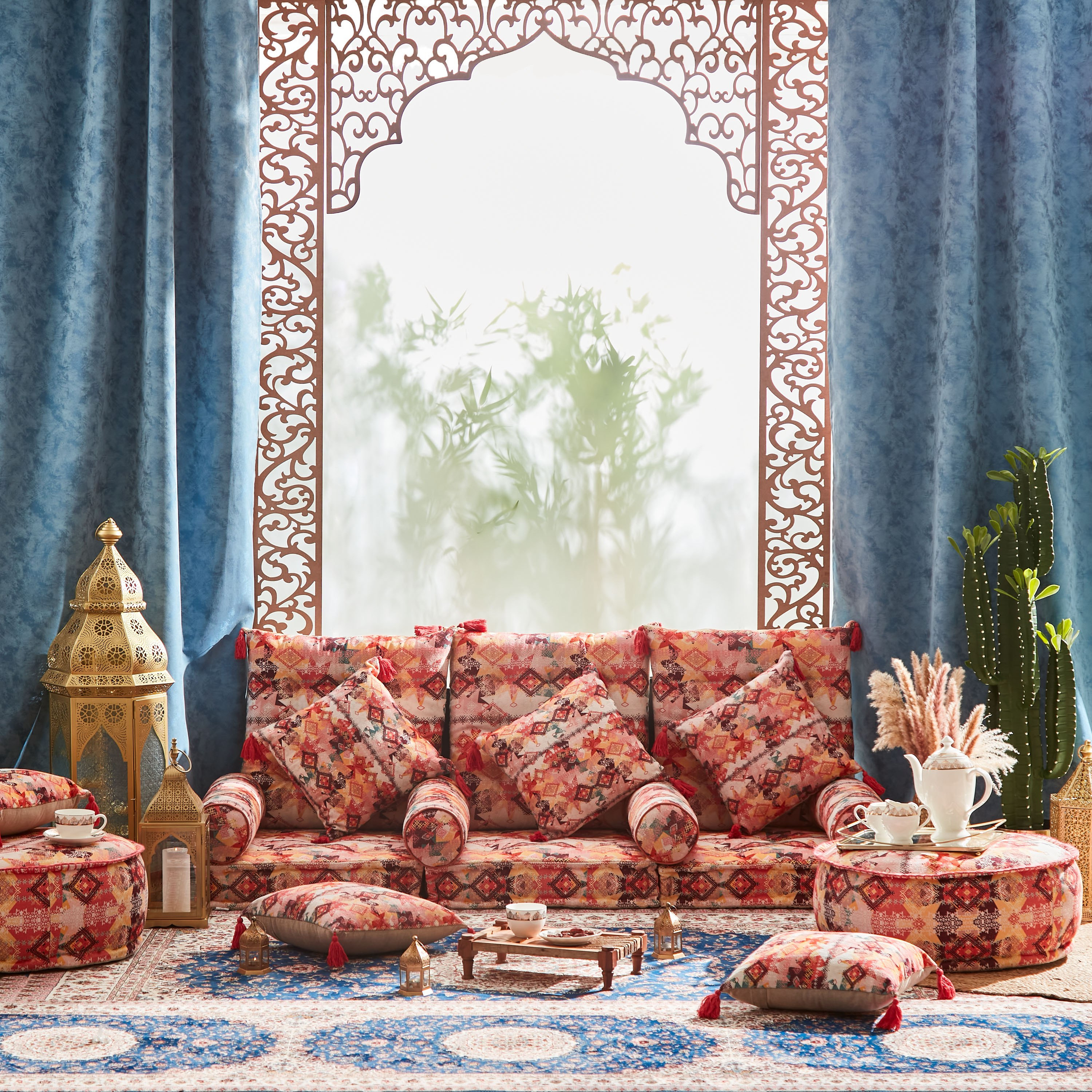 وسادة بتصميم رقعات طبعات من ماهرجان آرا - 40x40 سم-hbxlivingroom-furnishings-cushionsandcovers-filledcushions-image-6