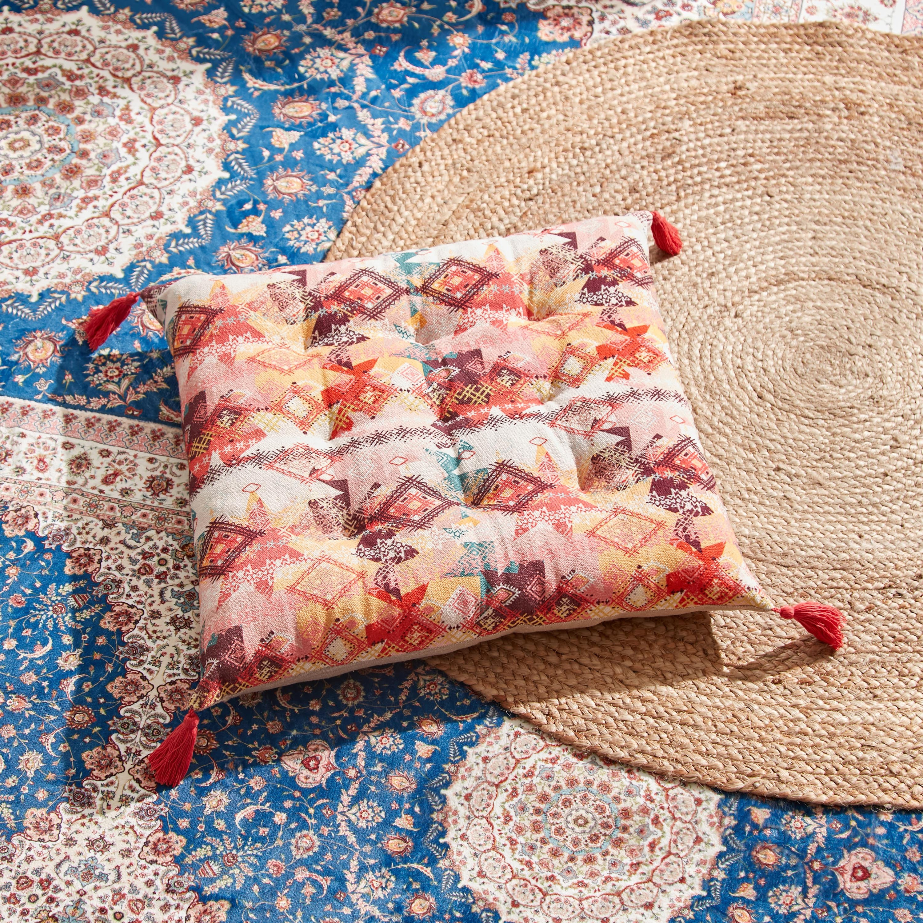 وسادة بتصميم رقعات طبعات من ماهرجان آرا - 60x60 سم-hbxlivingroom-furnishings-cushionsandcovers-filledcushions-image-1