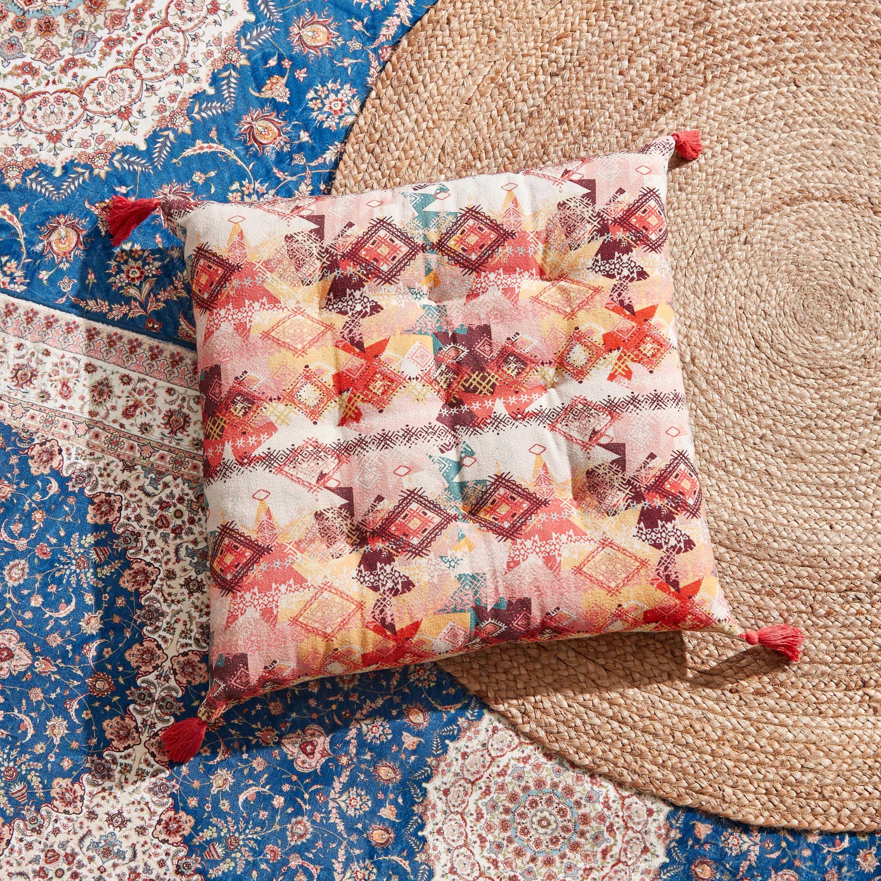 وسادة بتصميم رقعات طبعات من ماهرجان آرا - 60x60 سم-hbxlivingroom-furnishings-cushionsandcovers-filledcushions-image-2