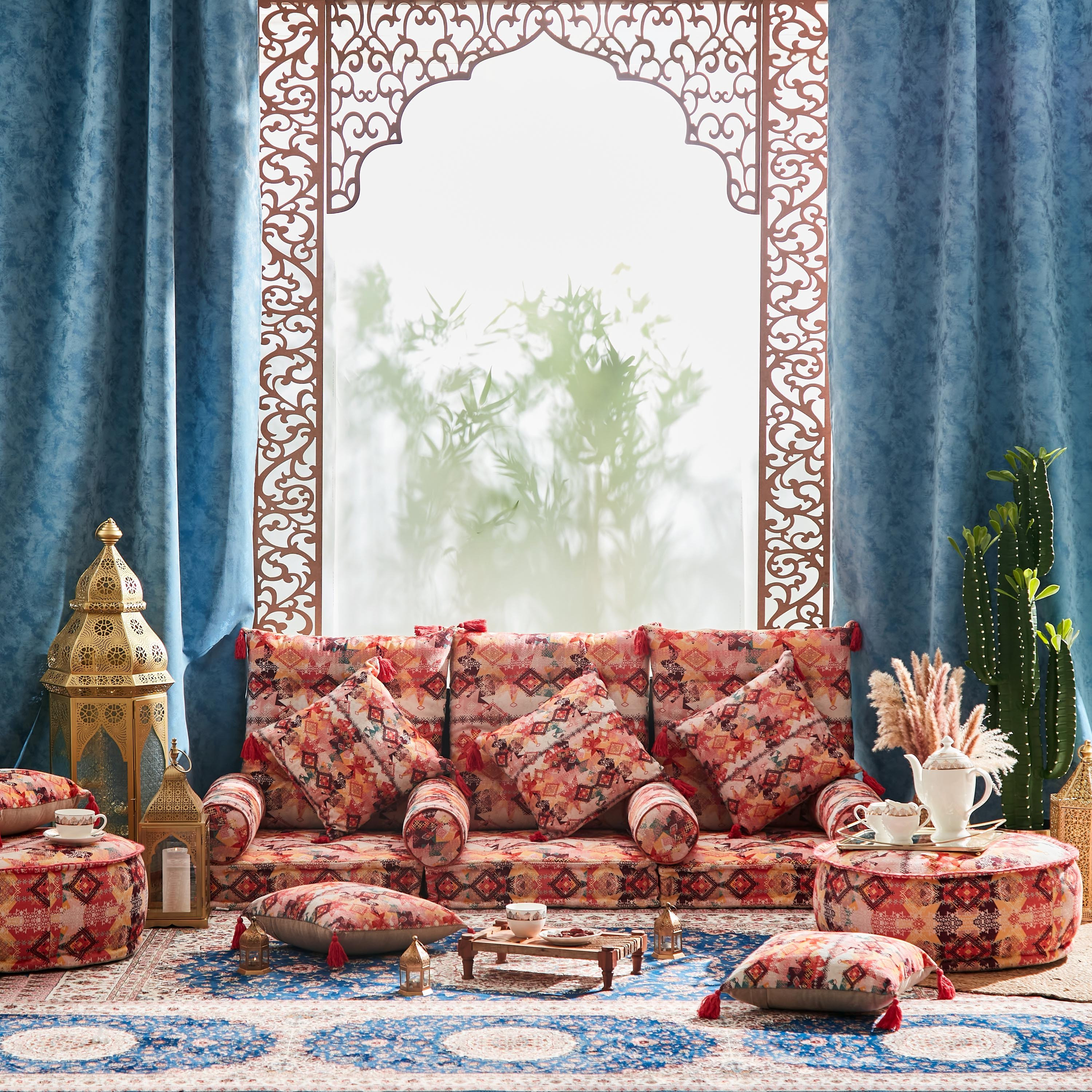 وسادة بتصميم رقعات طبعات من ماهرجان آرا - 60x60 سم-hbxlivingroom-furnishings-cushionsandcovers-filledcushions-image-5