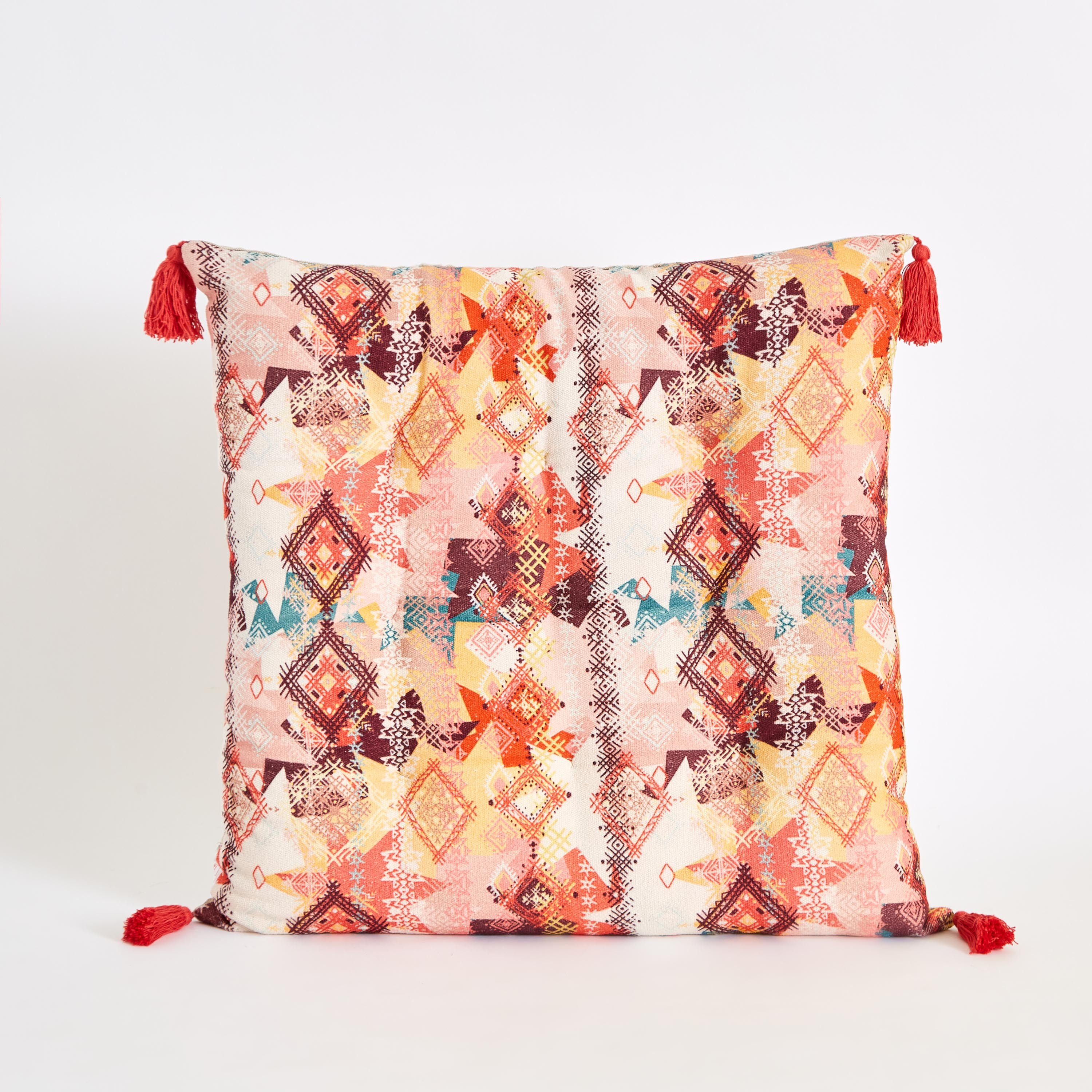 وسادة بتصميم رقعات طبعات من ماهرجان آرا - 60x60 سم-hbxlivingroom-furnishings-cushionsandcovers-filledcushions-image-6