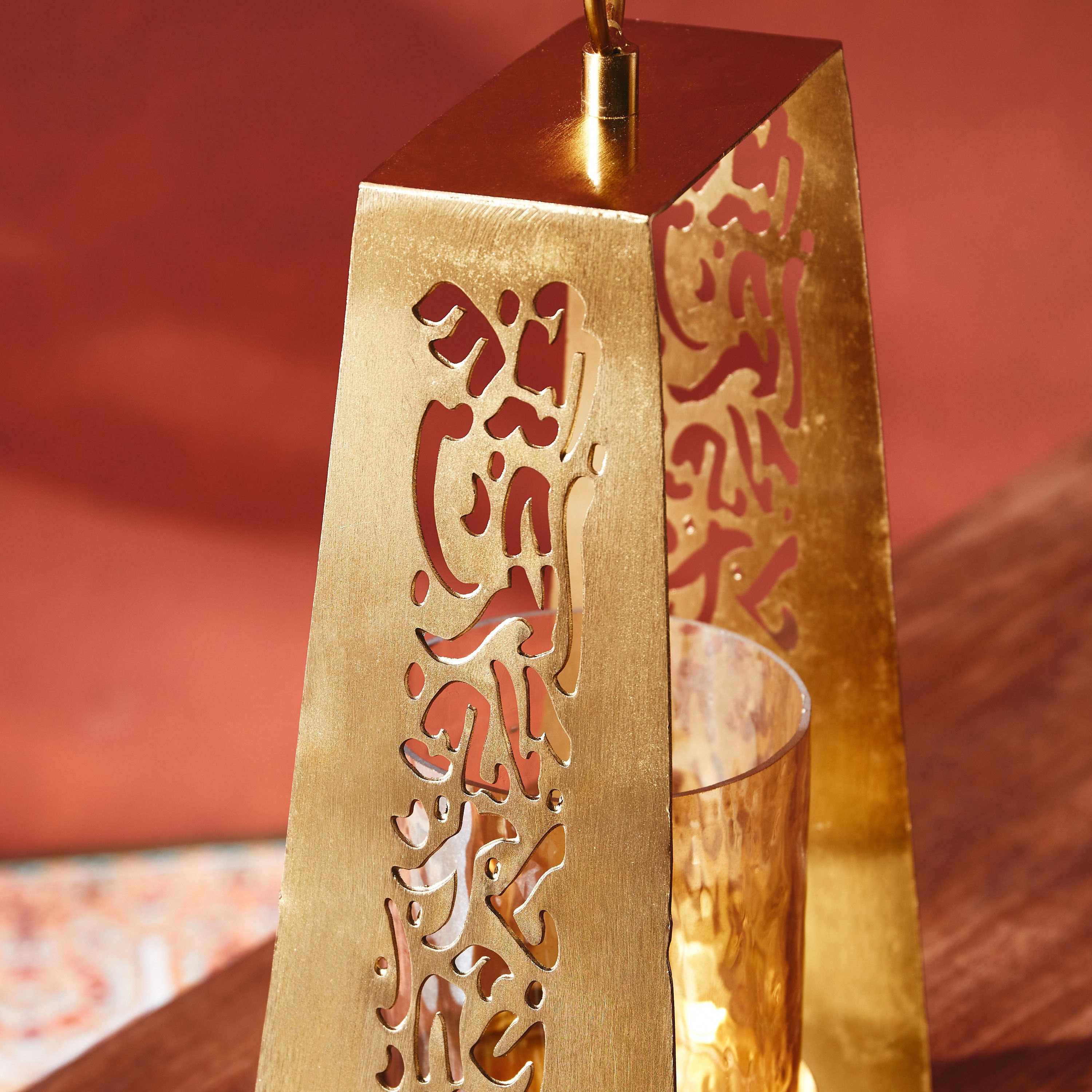 حامل شموع بدعامة زجاجي ومعدني من كاليجرافي - 18x11x38 سم-hbxlivingroom-decorandaccessories-candleholders-image-4