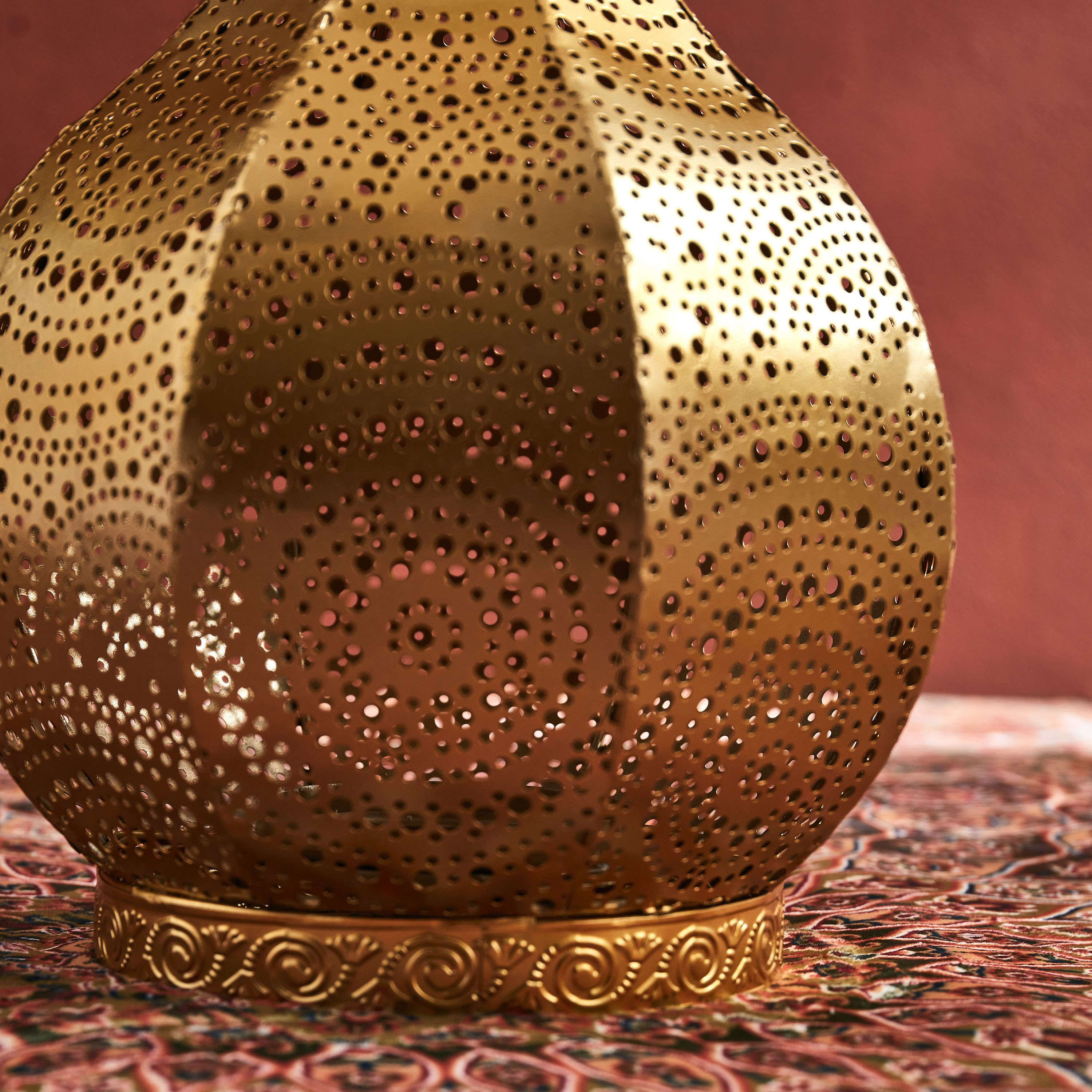 فانوس معدني بتصاميم مفرغة من نور- 22×22×36 سم-PROMO_HB_AE_B1G1_250925-image-5