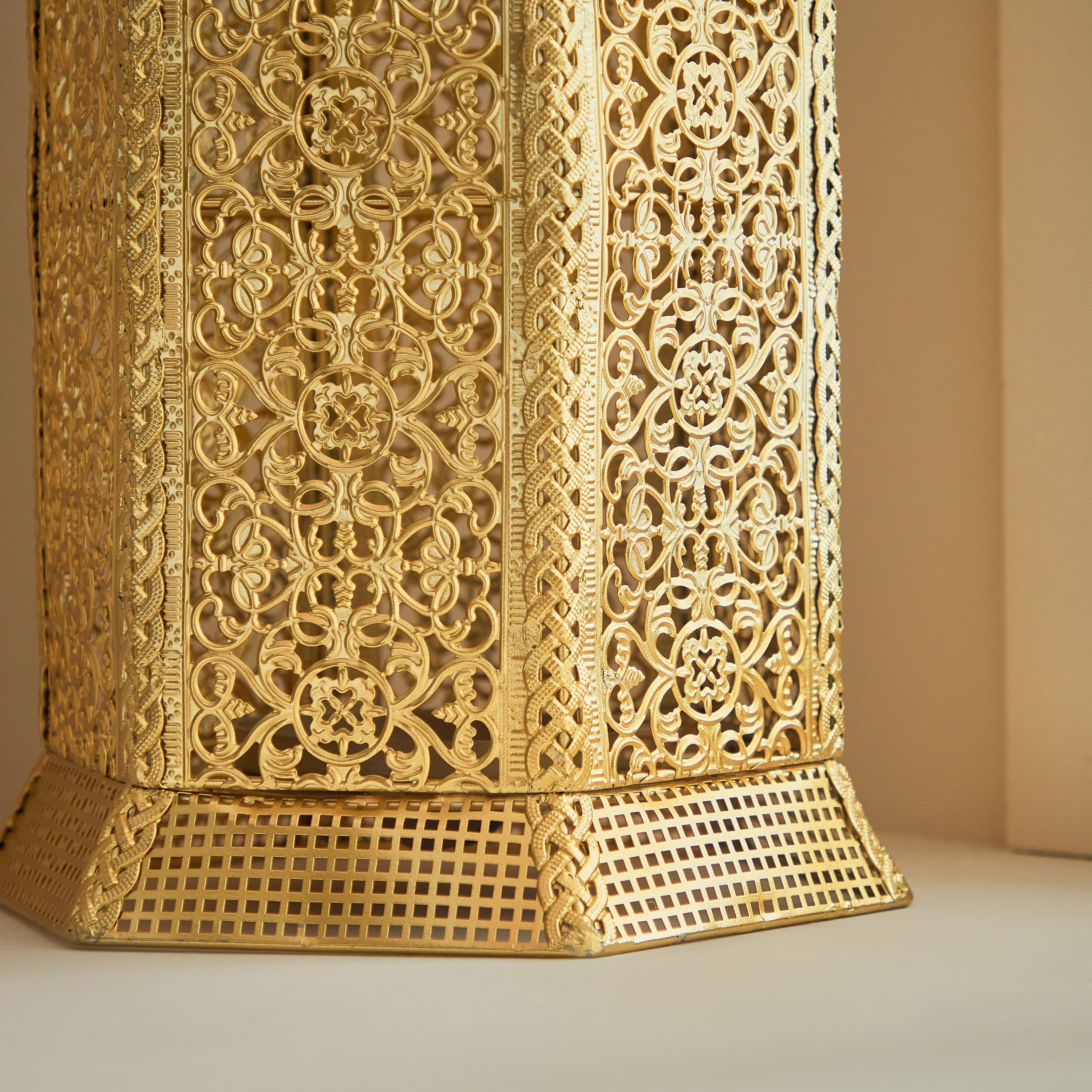 فانوس معدني بتصميم عربي من نور - 21x19x45 سم-hbxdecorandfurnishings-homeaccessories-lanterns-image-4