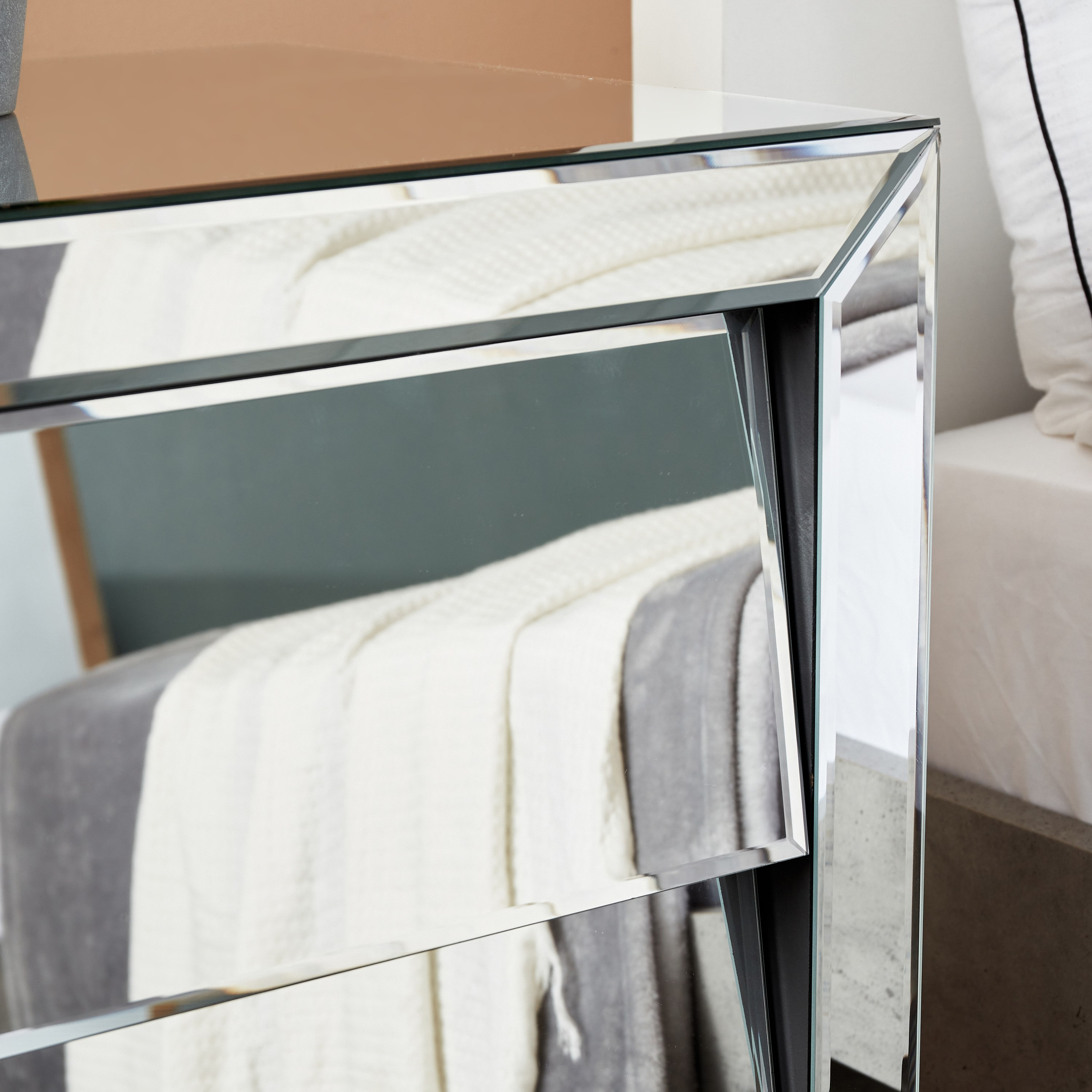 طاولة سرير جانبية بسطح مرآة و3 أدراج - تايلور من موڤو-hbxkidsandyouth-nightstands-image-6