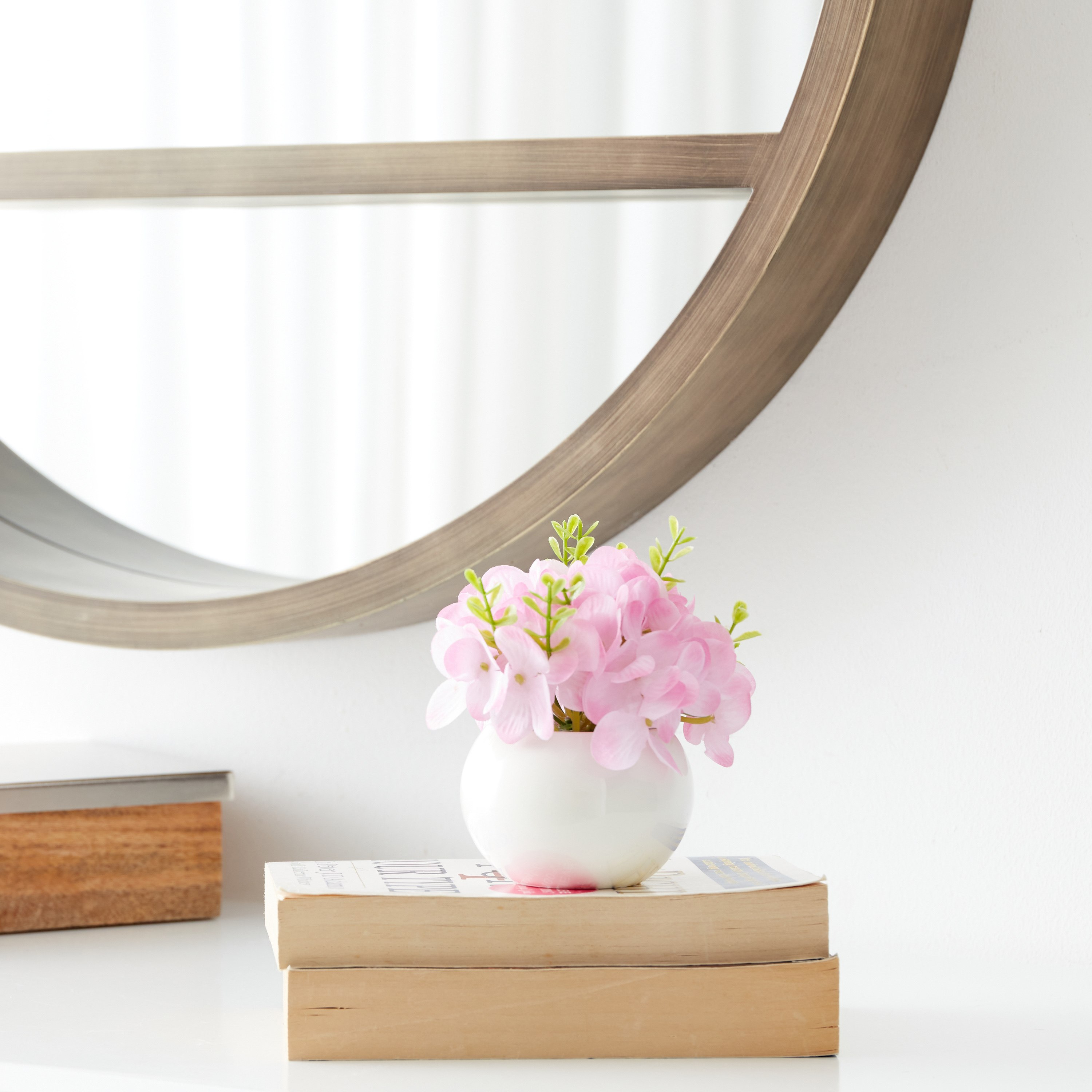 باقة زهور صغيرة في إناء سيراميك مستدير من هالي - 10x13x10 سم-hbxdecorandfurnishings-homeaccessories-artificialflowersandplants-image-2