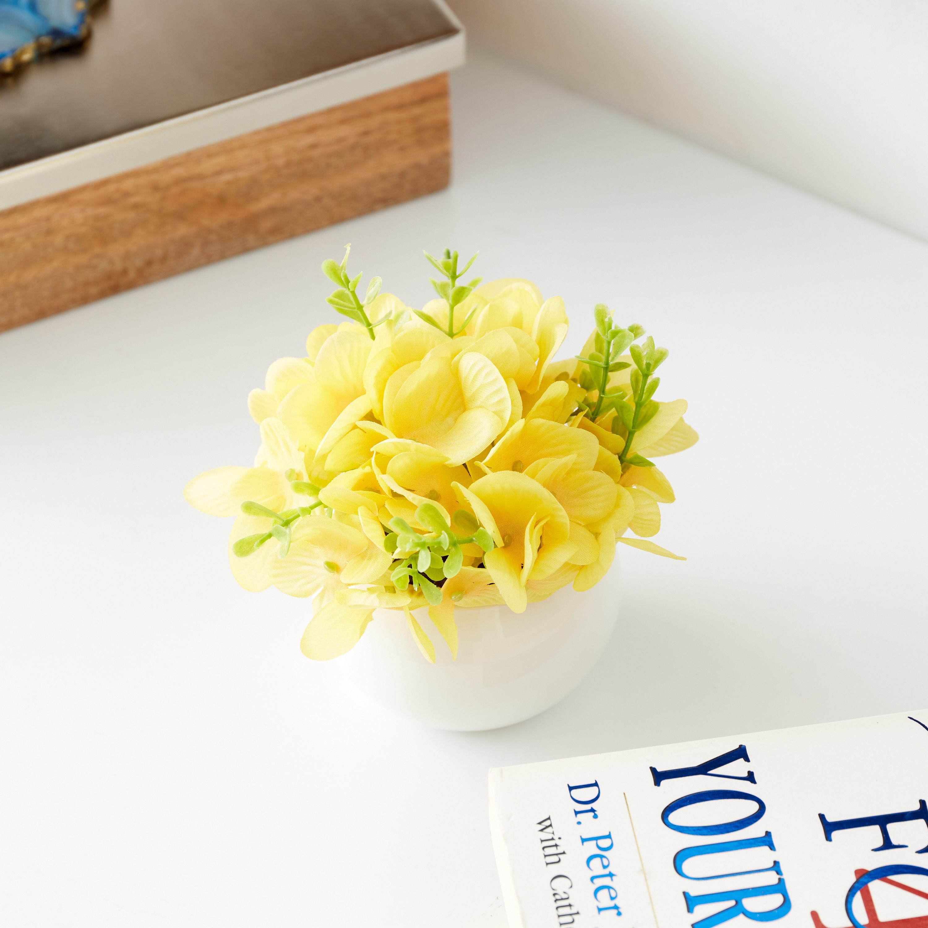 باقة زهور صغيرة في إناء سيراميك مستدير من هالي - 10x13x10 سم-hbxdecorandfurnishings-homeaccessories-artificialflowersandplants-image-1