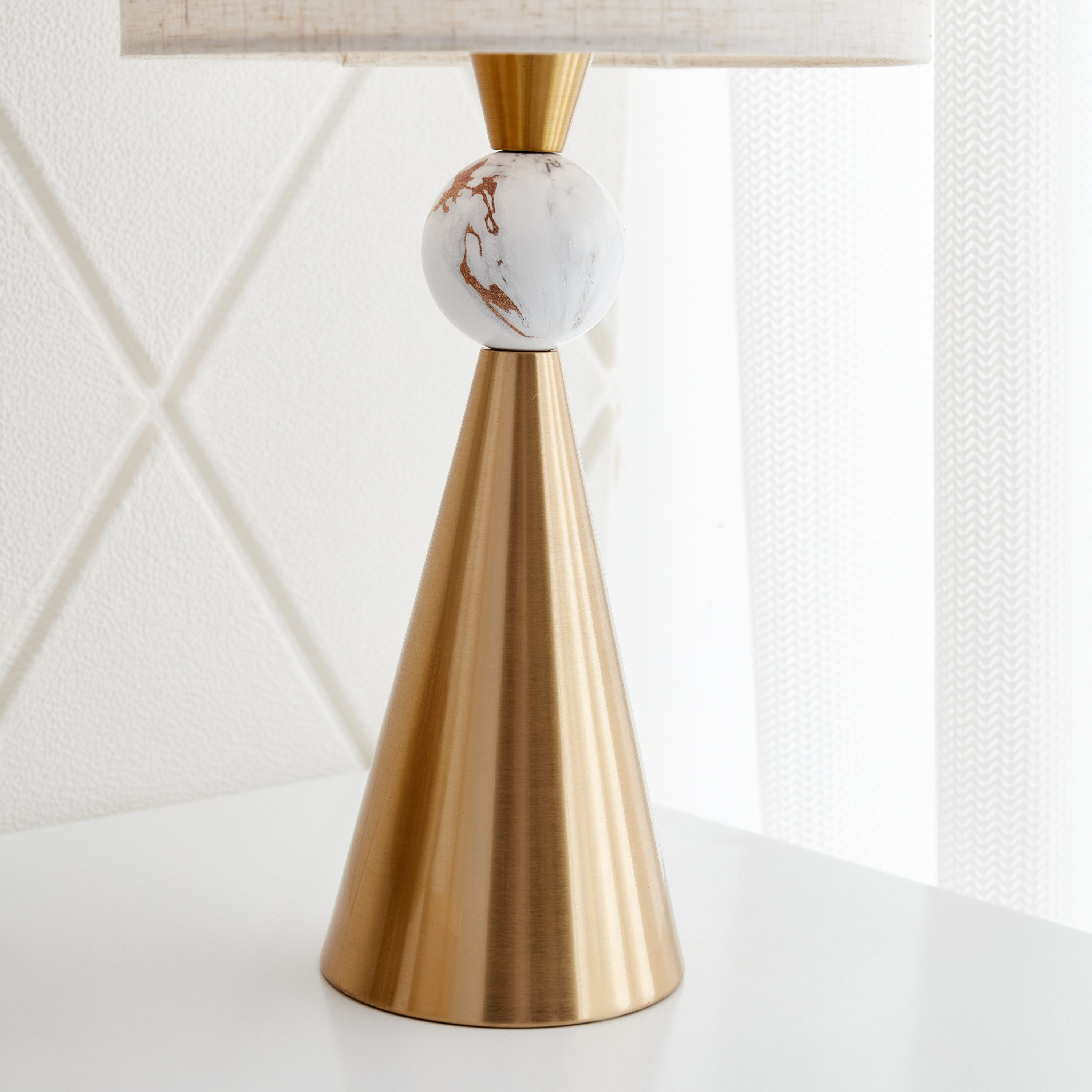 مصباح طاولة بقاعدة صلب من كاليس - 23x23x47 سم-hbxlivingroom-lighting-tablelamps-image-4