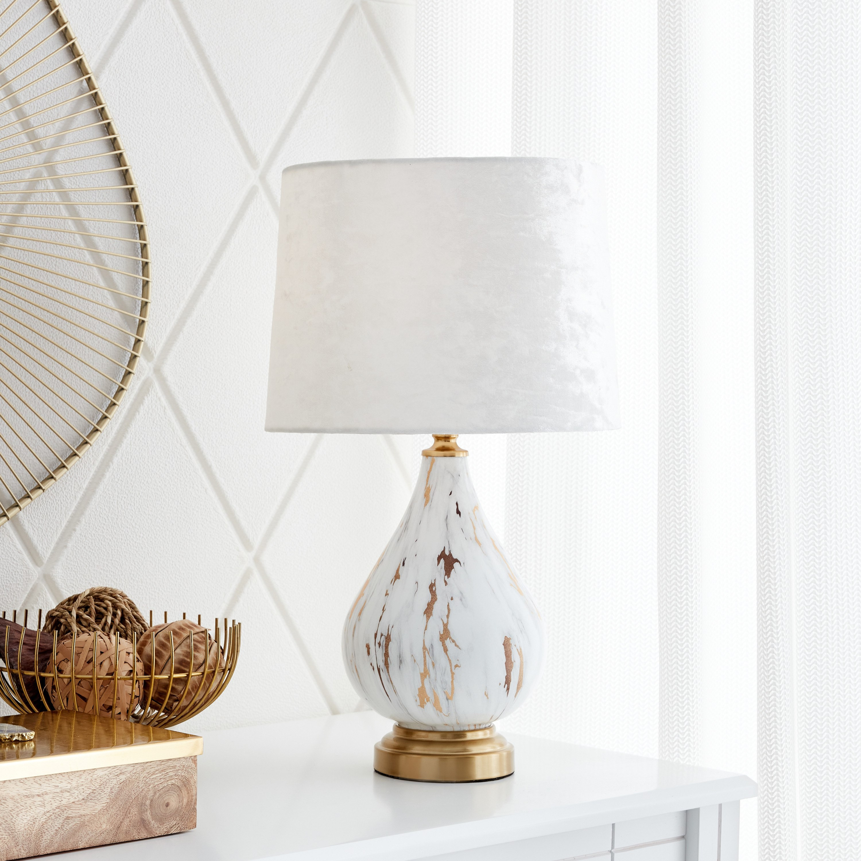 مصباح طاولة بقاعدة سيراميك مزينة من كاليس - 28x28x48 سم-hbxlivingroom-lighting-tablelamps-image-1