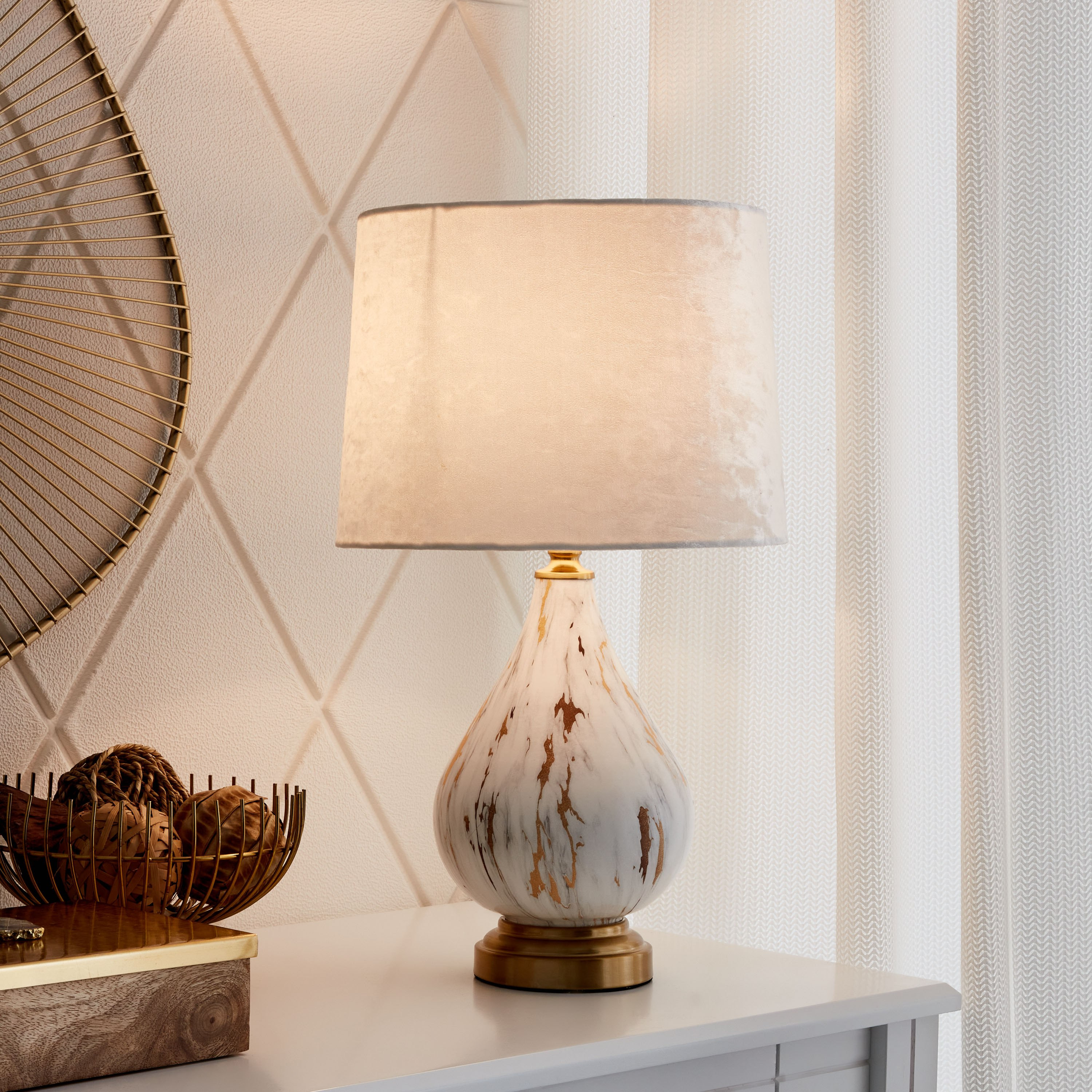 مصباح طاولة بقاعدة سيراميك مزينة من كاليس - 28x28x48 سم-hbxlivingroom-lighting-tablelamps-image-2