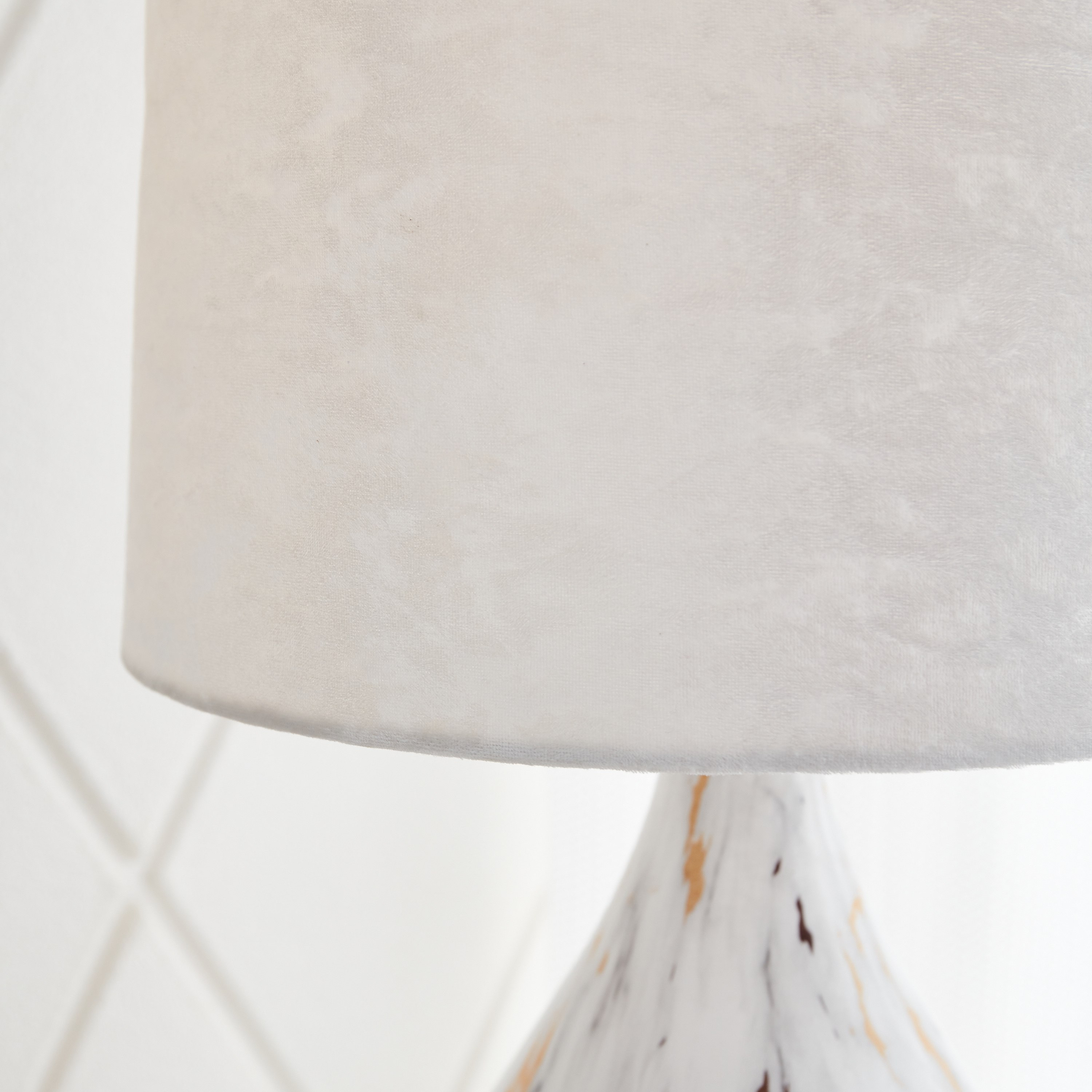 مصباح طاولة بقاعدة سيراميك مزينة من كاليس - 28x28x48 سم-hbxlivingroom-lighting-tablelamps-image-3