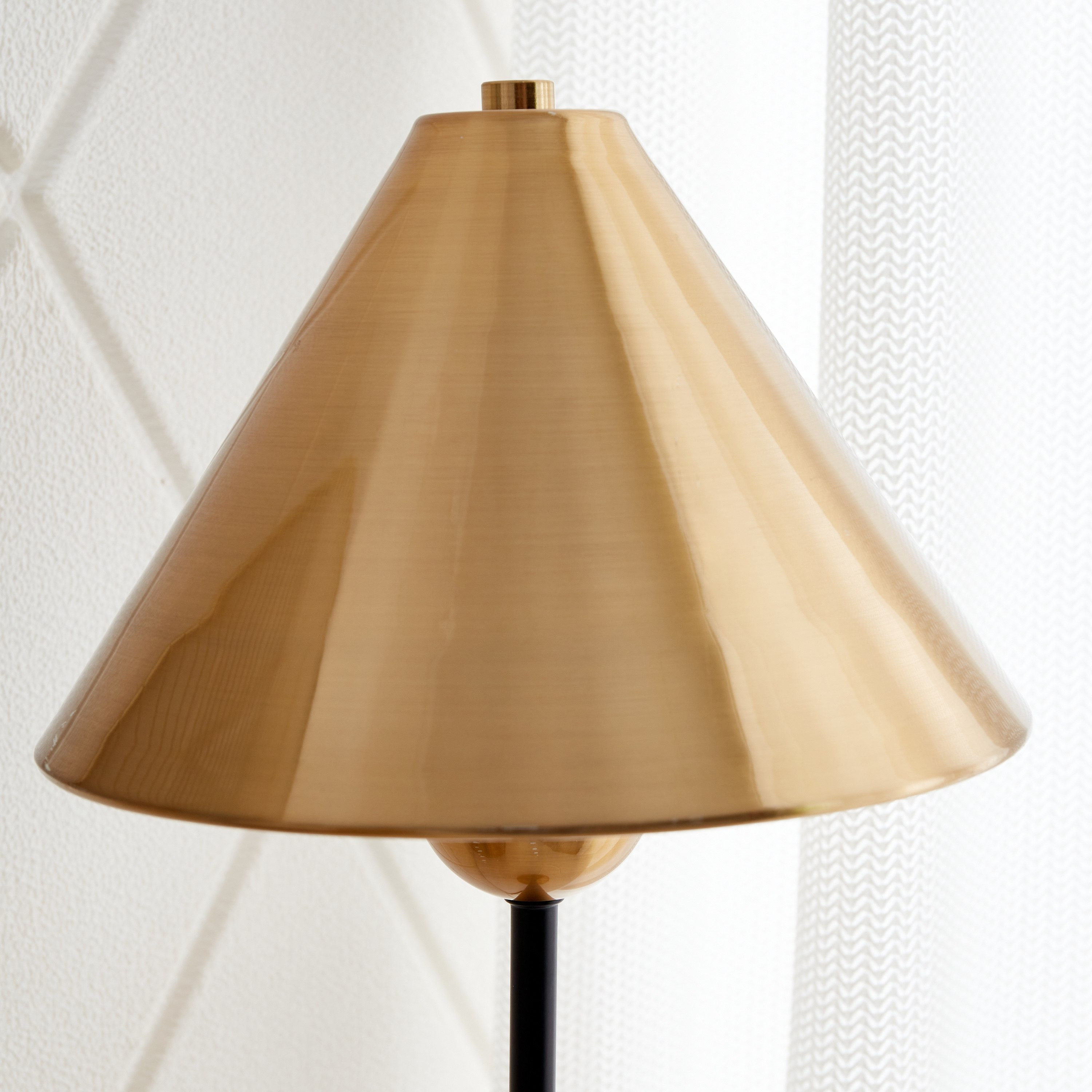 مصباح طاولة بغطاء مخروطي من كاليس - 24x24x52 سم-hbxlivingroom-lighting-tablelamps-image-3