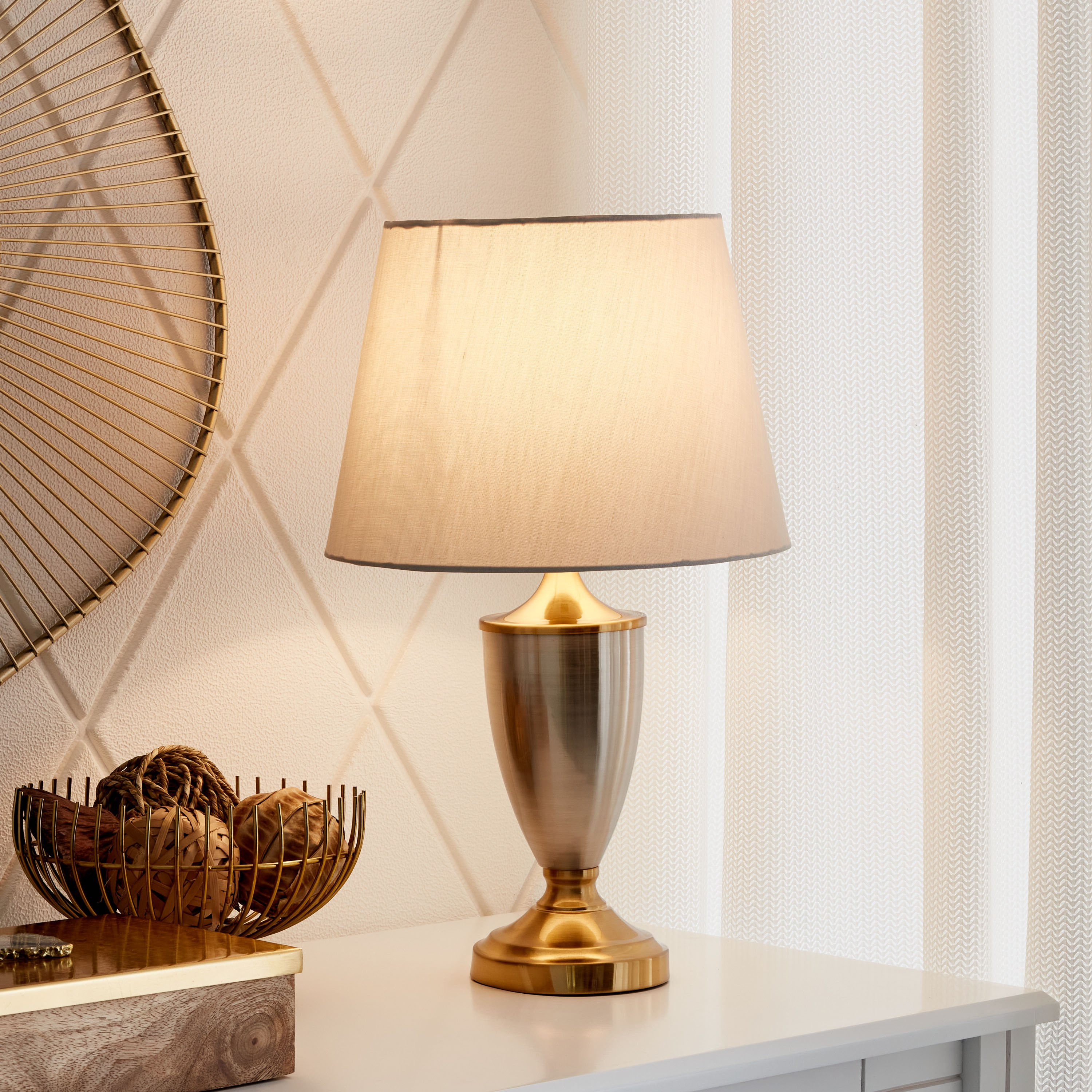 مصباح طاولة بقاعدة معدنية من كاليس- 28x28x45 سم-hbxlivingroom-lighting-tablelamps-image-2