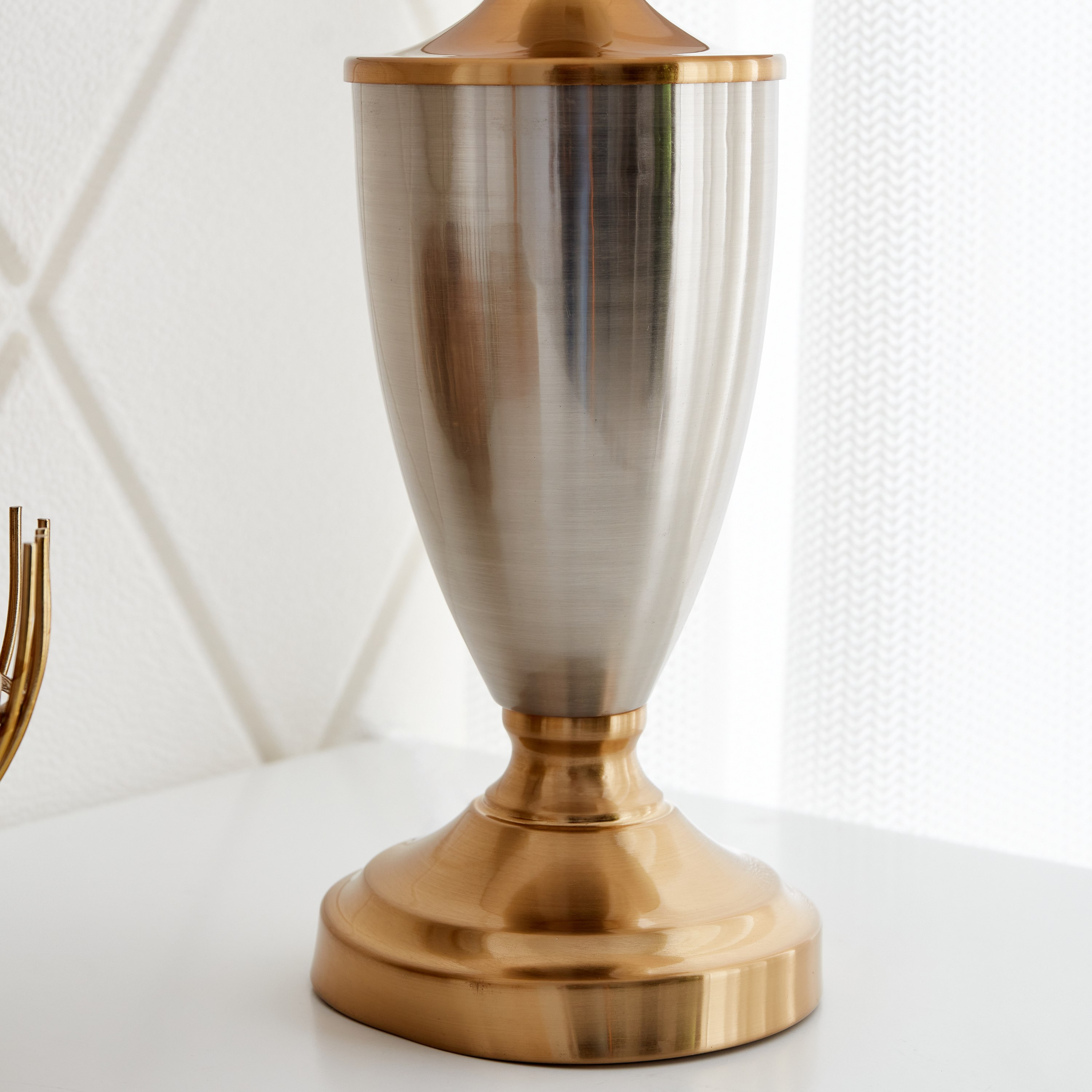 مصباح طاولة بقاعدة معدنية من كاليس- 28x28x45 سم-hbxlivingroom-lighting-tablelamps-image-4