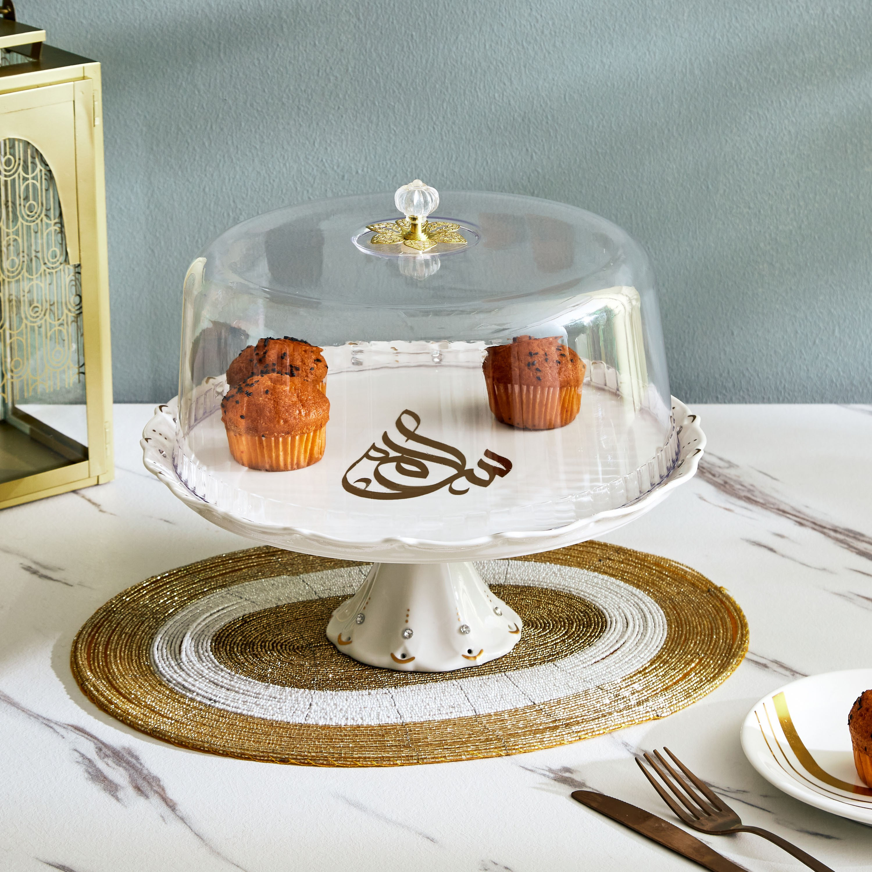 Cake stand outlet holder