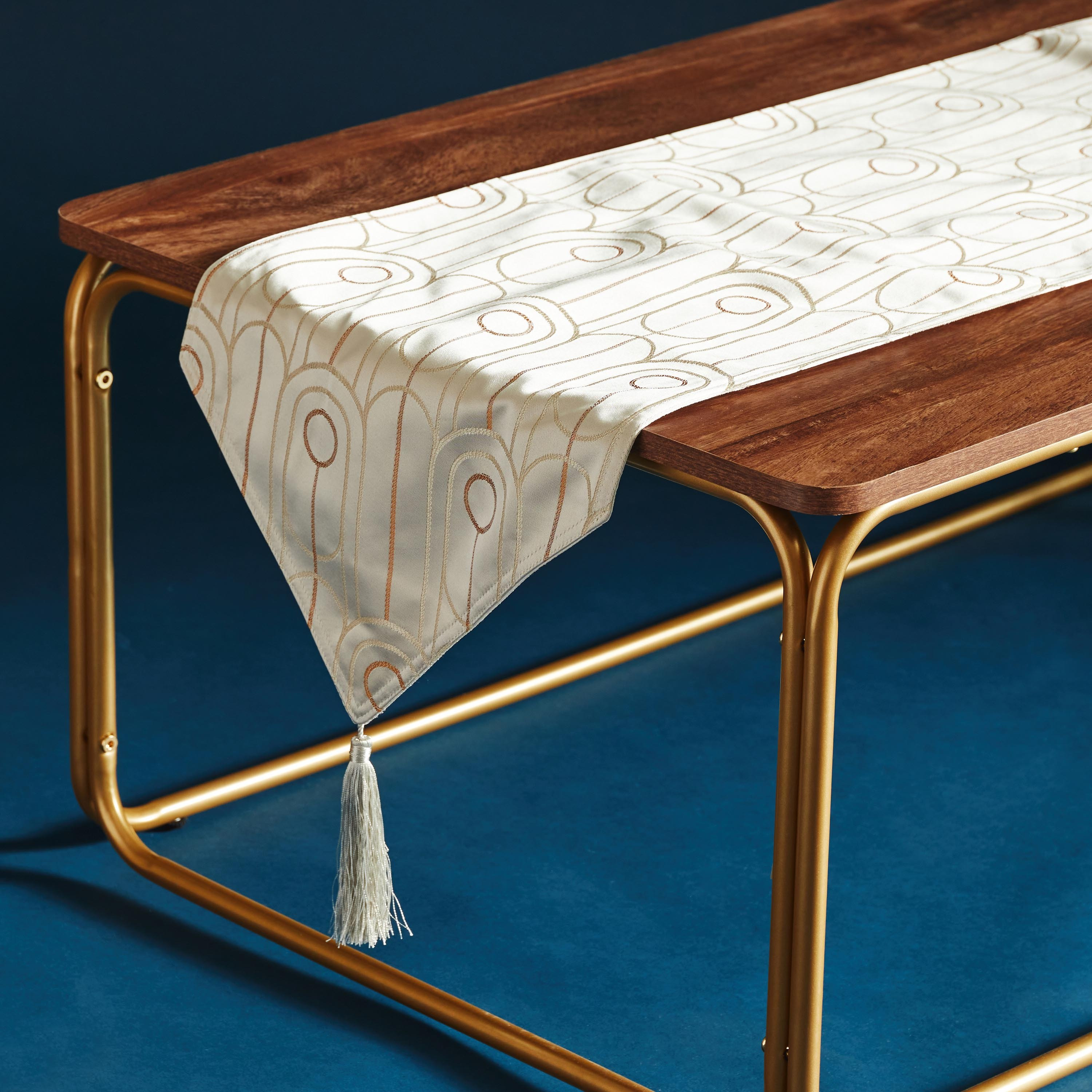 مفرش طاولة جاكارد من آمبريدج - 33x180 سم-hbxdecorandfurnishings-homefurnishings-tablelinens-image-1