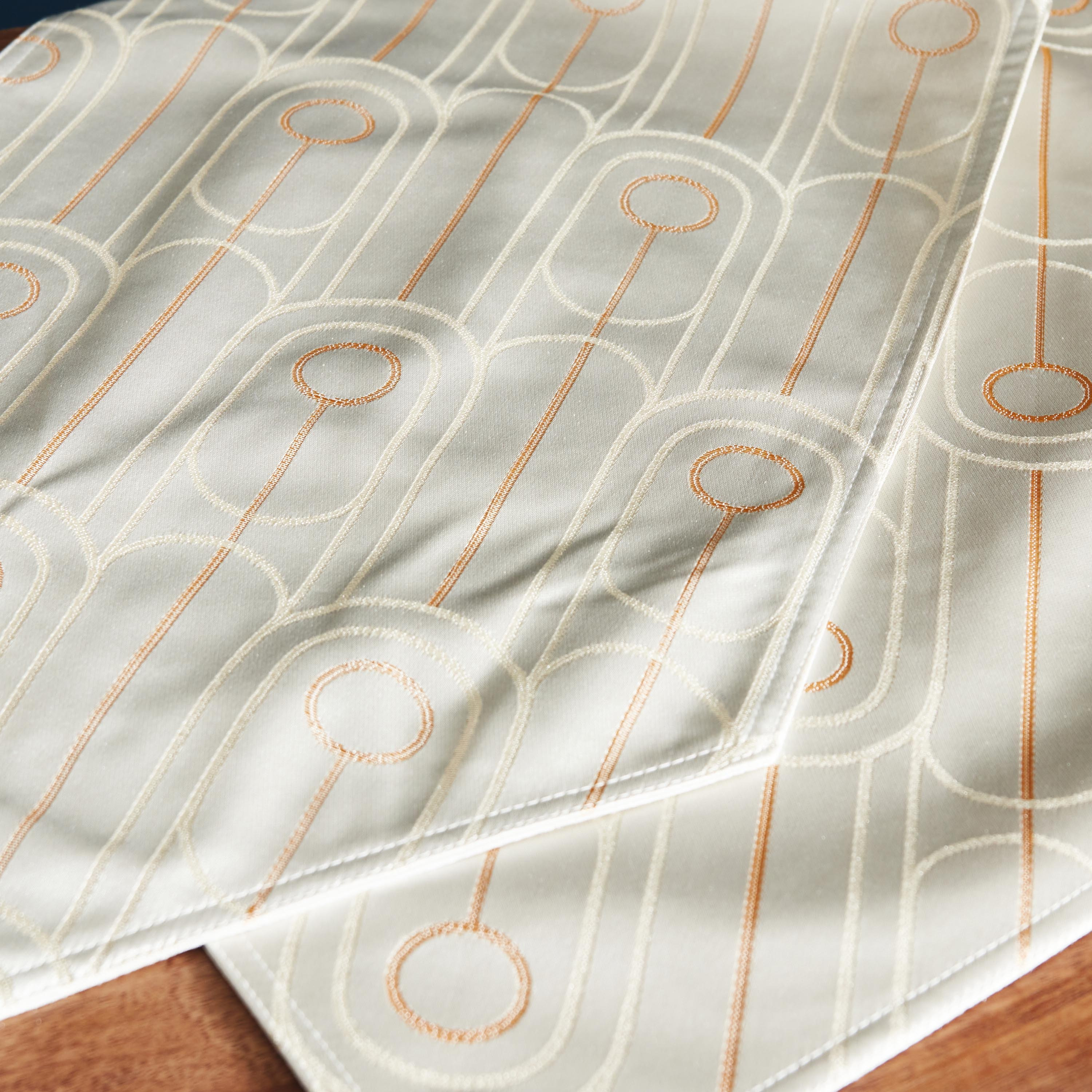 مفرش طاولة جاكارد من آمبريدج - 33x180 سم-hbxdecorandfurnishings-homefurnishings-tablelinens-image-3