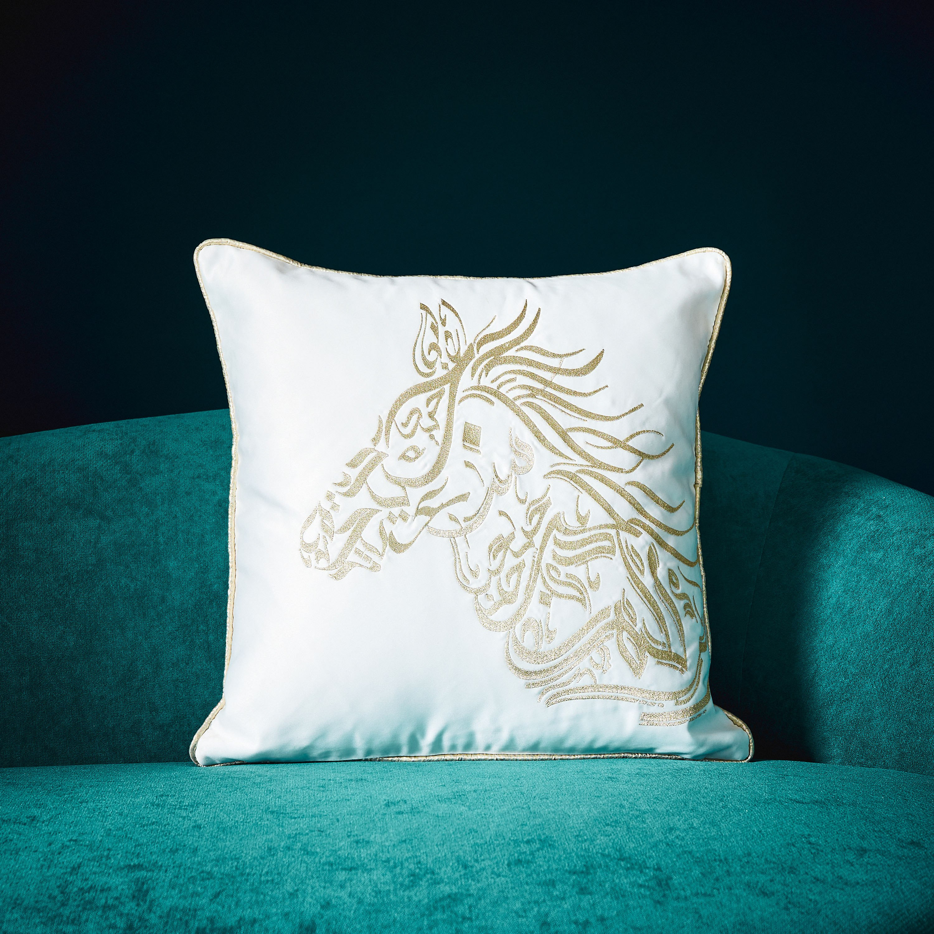 وسادة محشوة مطرّزة من كاليجرافي - 45x45 سم-hbxlivingroom-furnishings-cushionsandcovers-filledcushions-image-1