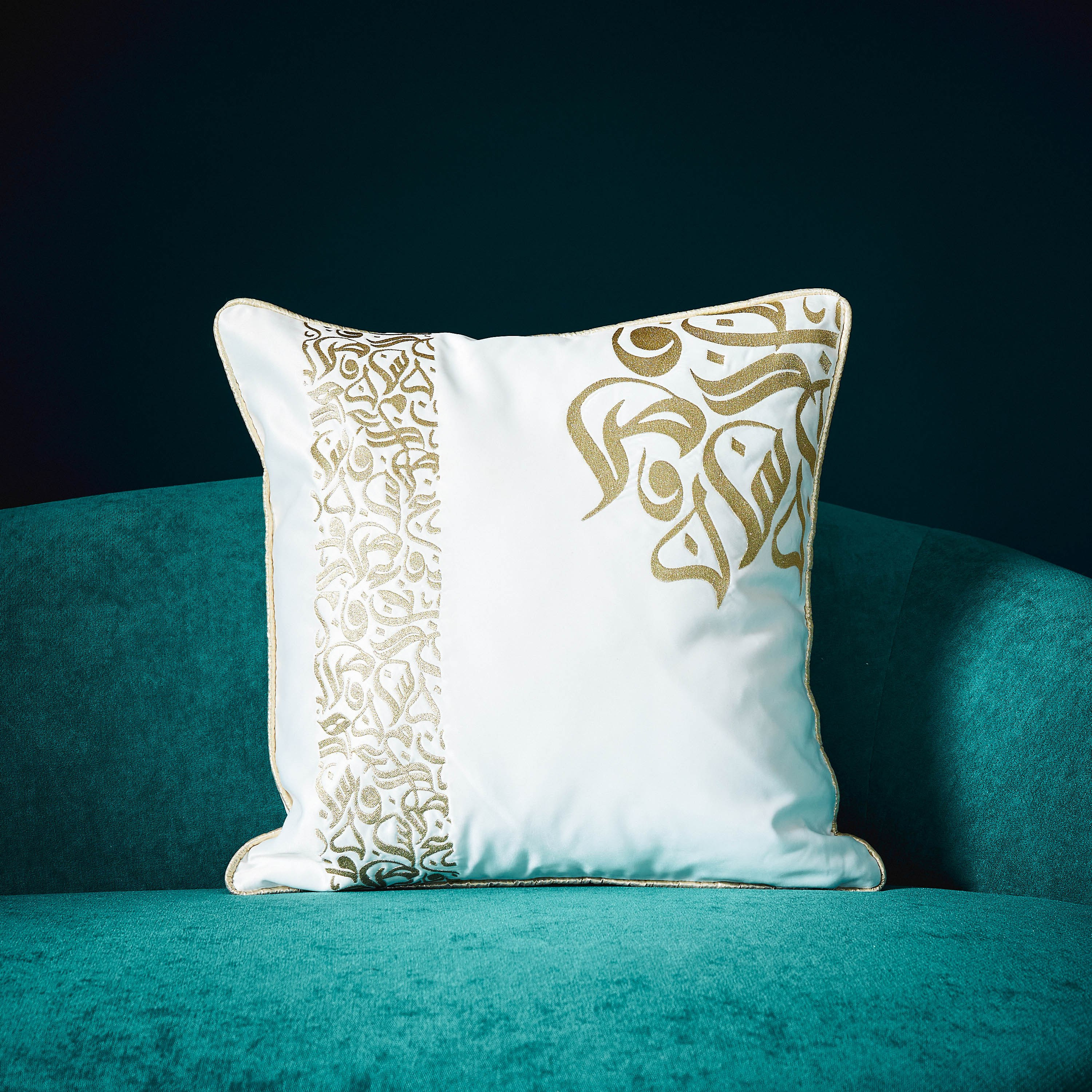 وسادة محشوة مطرّزة من كاليجرافي - 45x45 سم-hbxlivingroom-furnishings-cushionsandcovers-filledcushions-image-1