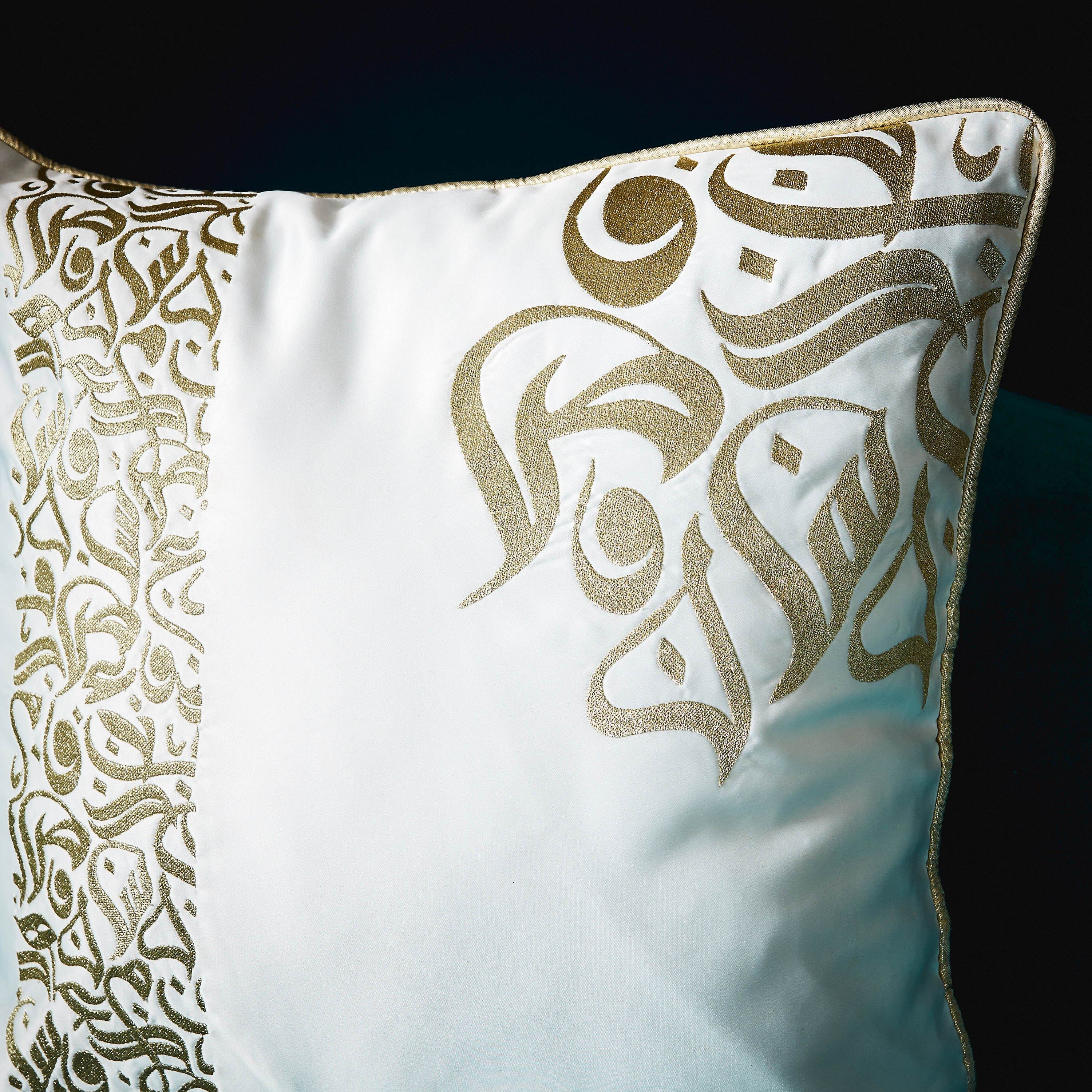 وسادة محشوة مطرّزة من كاليجرافي - 45x45 سم-hbxlivingroom-furnishings-cushionsandcovers-filledcushions-image-2